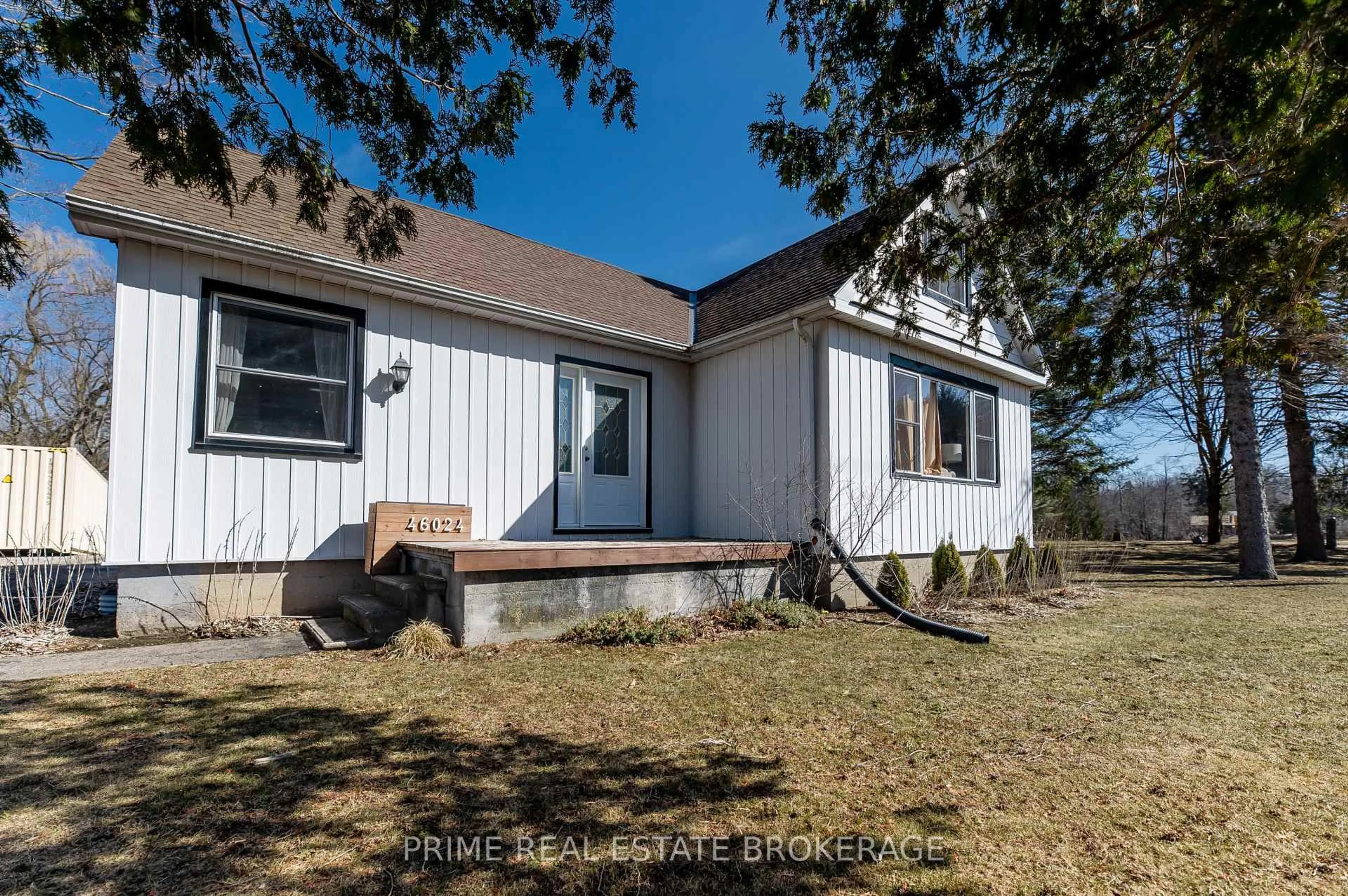 Home with vinyl exterior material, building for 46024 Sparta Line, Central Elgin Ontario N5P 3S8