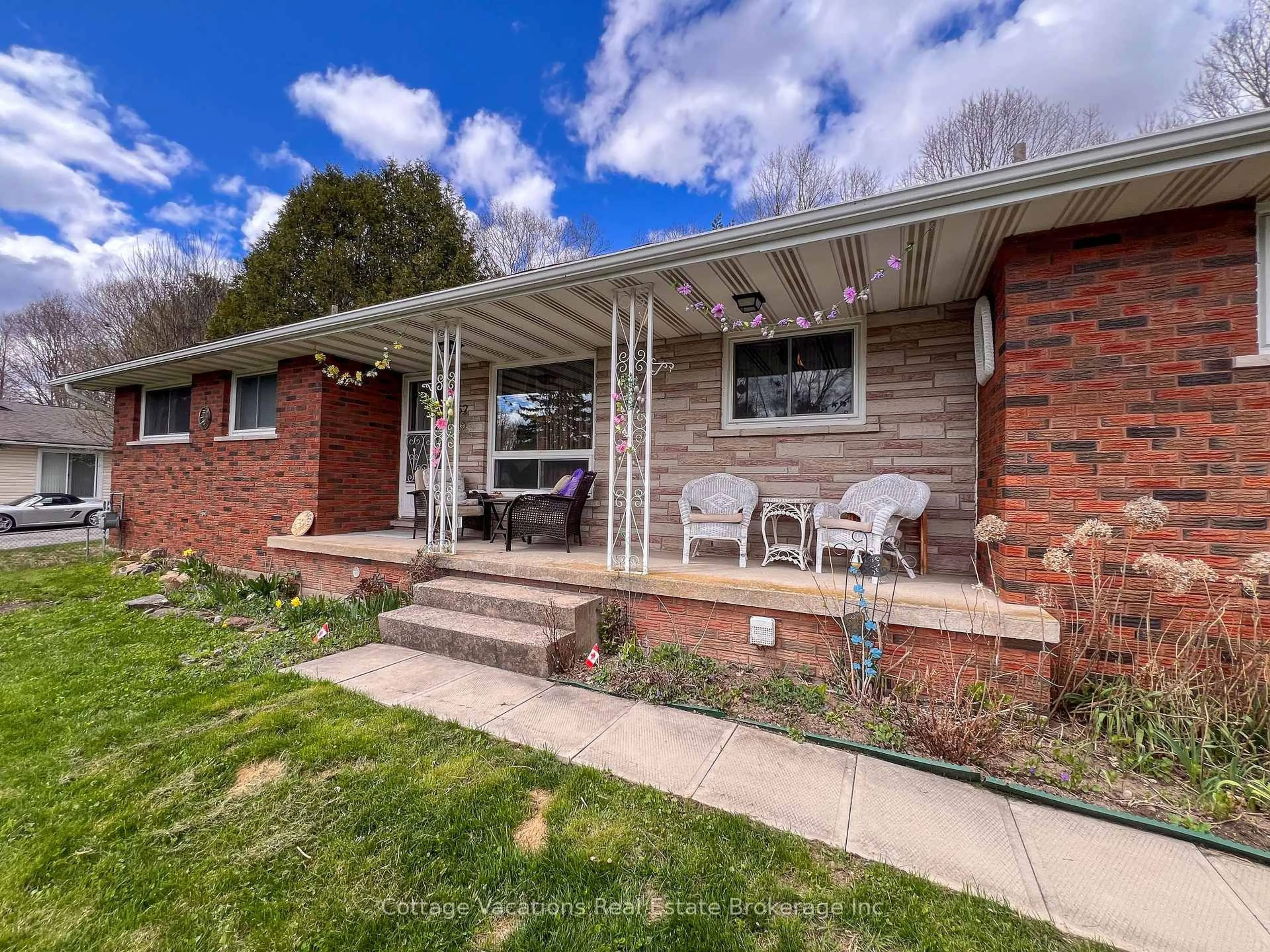Home with brick exterior material, street for 62 Maple Heights Dr, Huntsville Ontario P1H 1R8