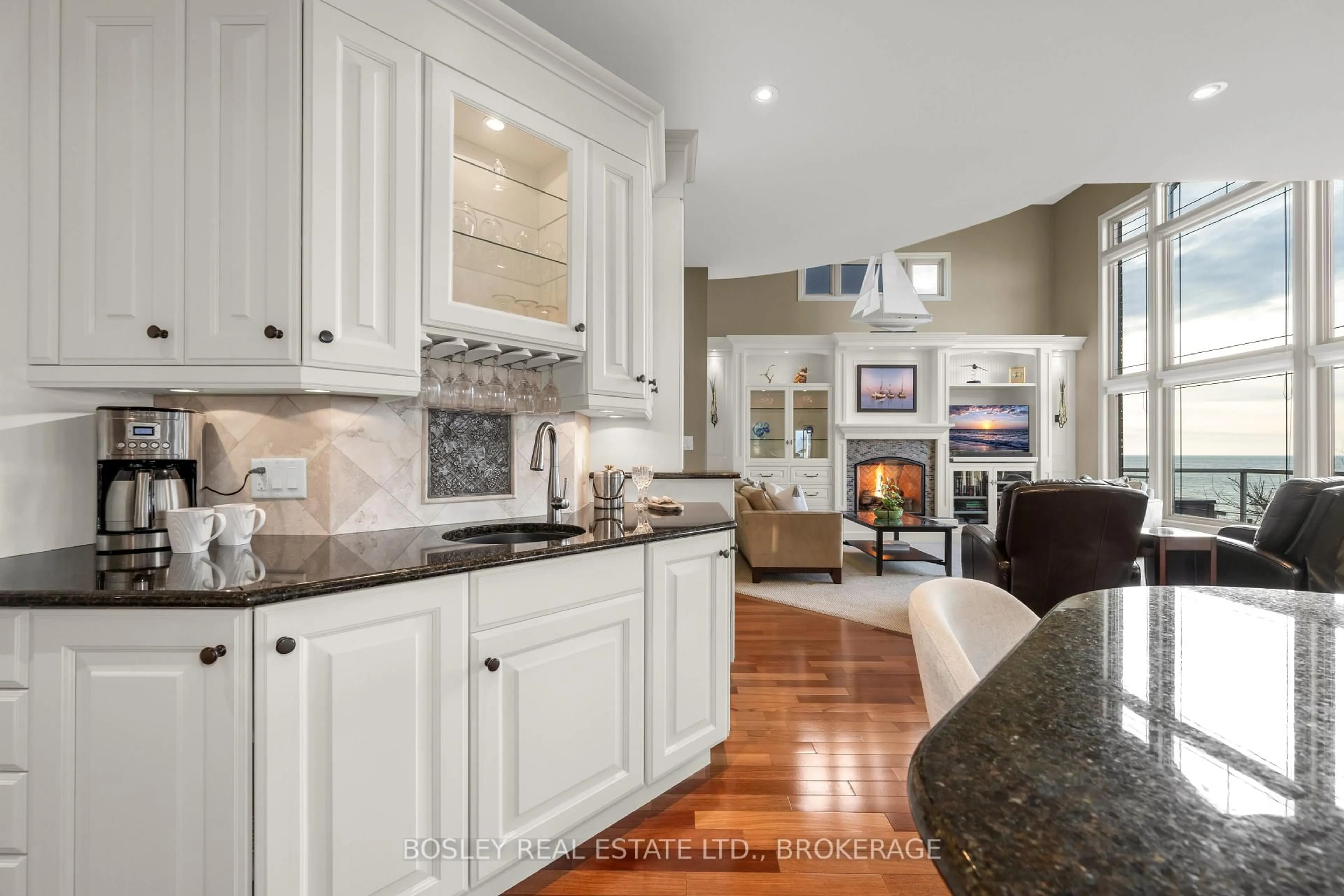 Open concept kitchen, ceramic/tile floor for 10 1/2 Colton Ave, St. Catharines Ontario L2N 5B1