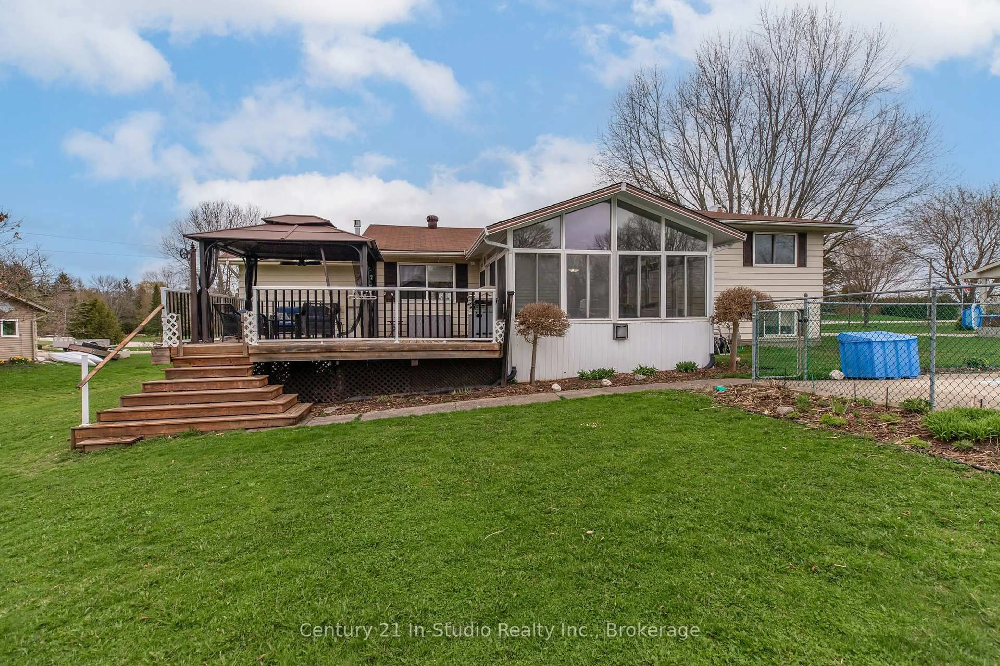 A pic from outside/outdoor area/front of a property/back of a property/a pic from drone, water/lake/river/ocean view for 54 George St, Chatsworth Ontario N0H 1G0
