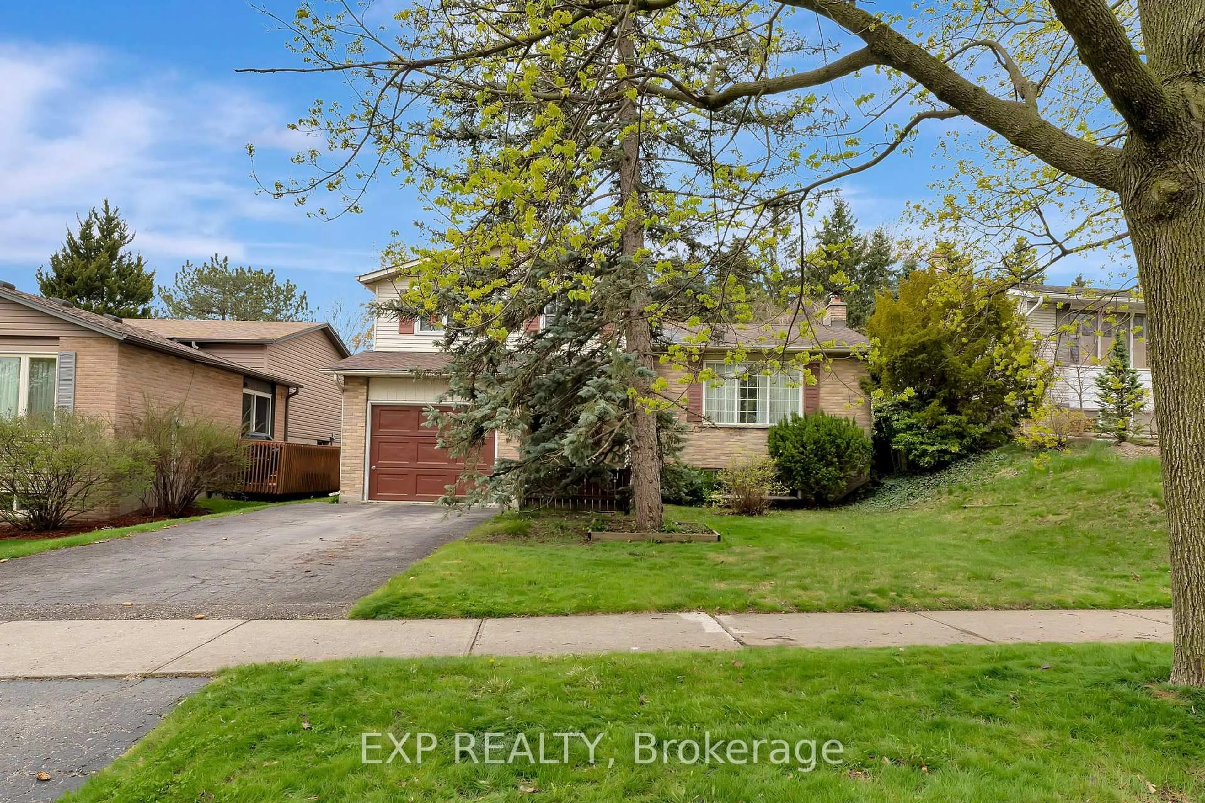 A pic from outside/outdoor area/front of a property/back of a property/a pic from drone, street for 165 Harvard Rd, Waterloo Ontario N2J 3V4