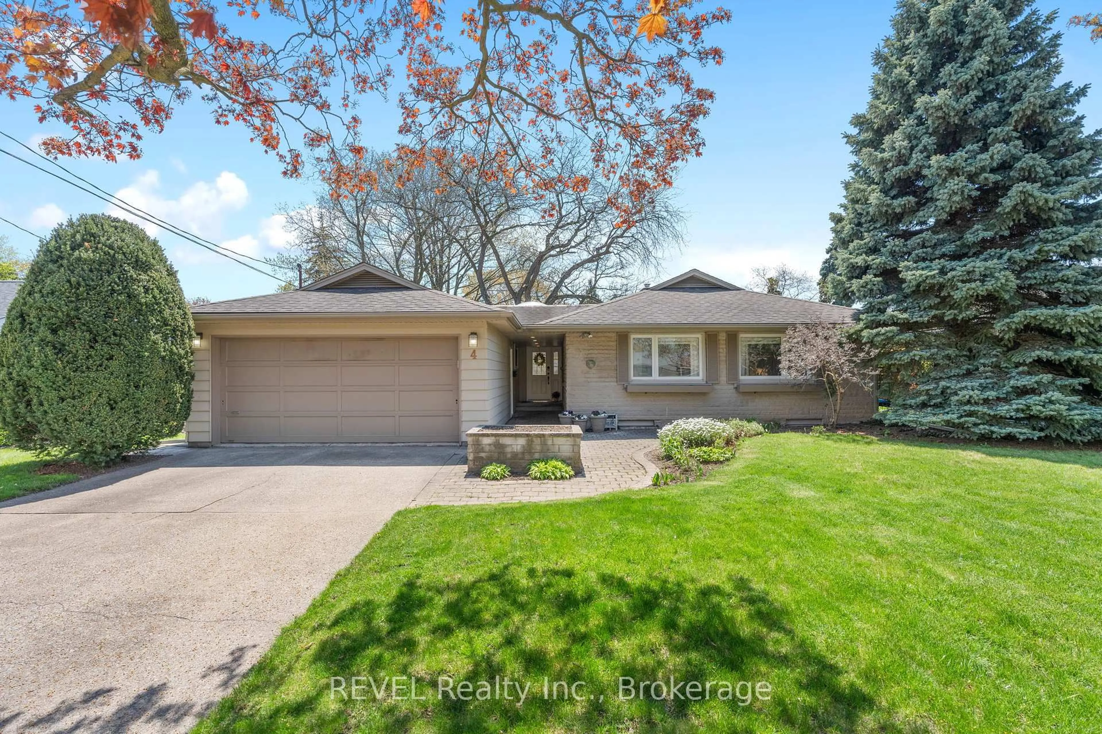 Home with vinyl exterior material, street for 4 Lee Ann Pl, St. Catharines Ontario L2M 1Z1