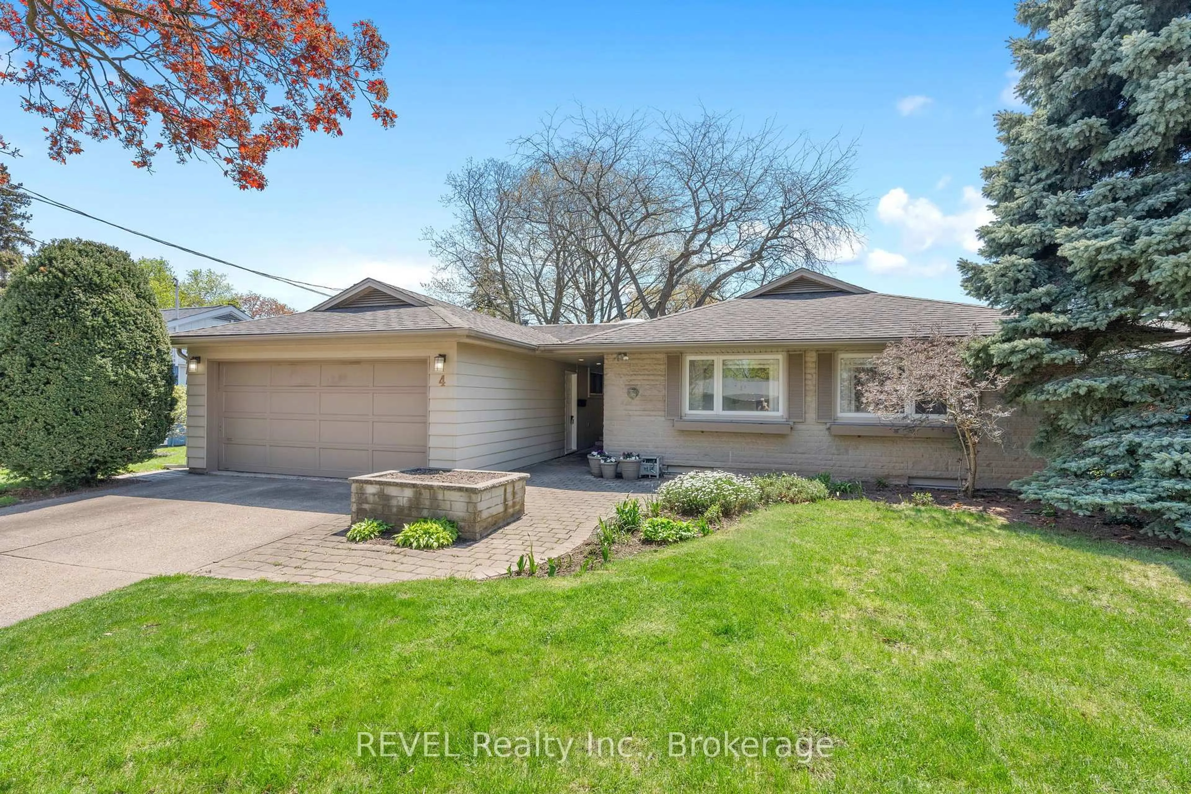 Home with brick exterior material, street for 4 Lee Ann Pl, St. Catharines Ontario L2M 1Z1