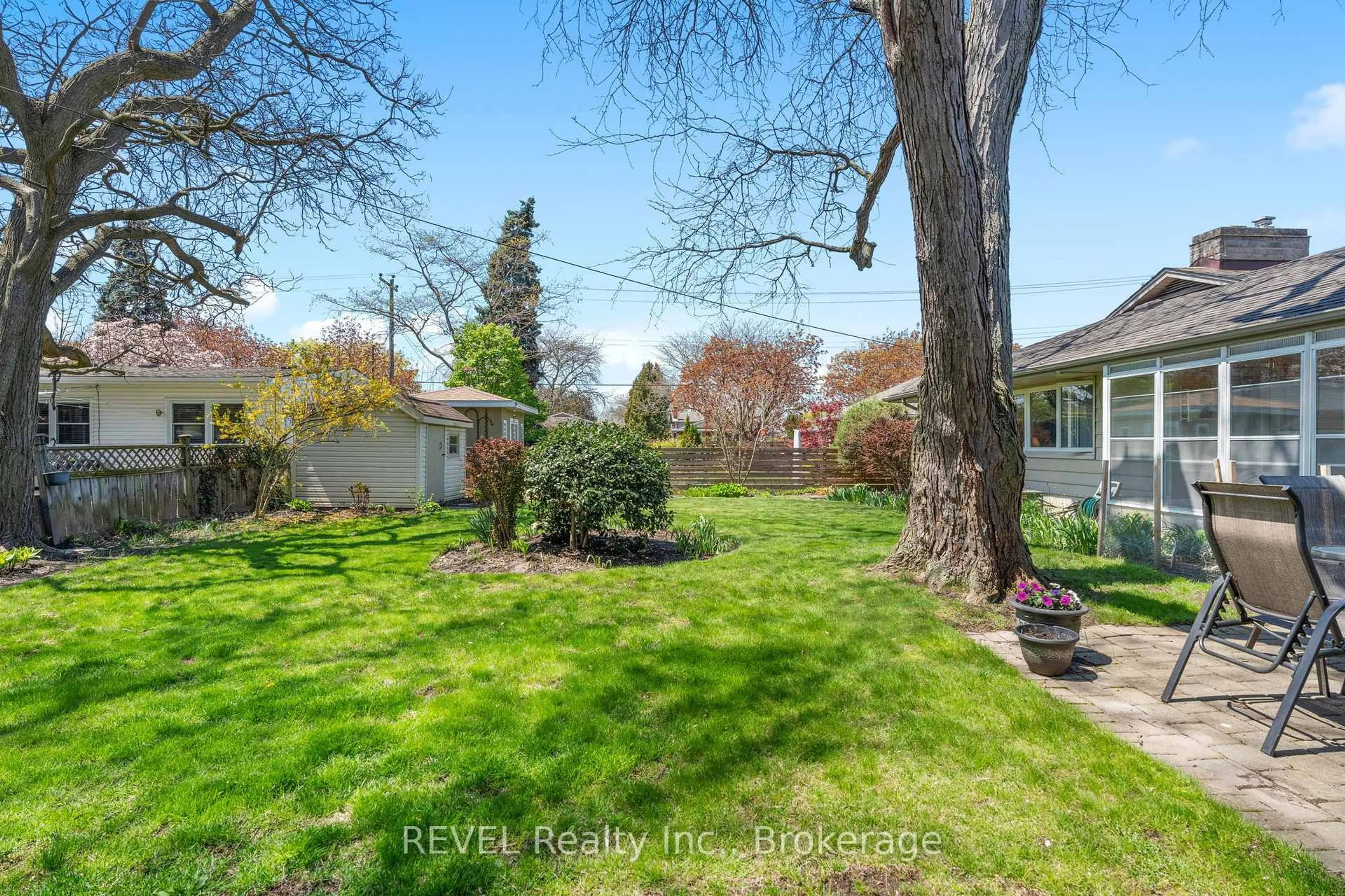 A pic from outside/outdoor area/front of a property/back of a property/a pic from drone, street for 4 Lee Ann Pl, St. Catharines Ontario L2M 1Z1