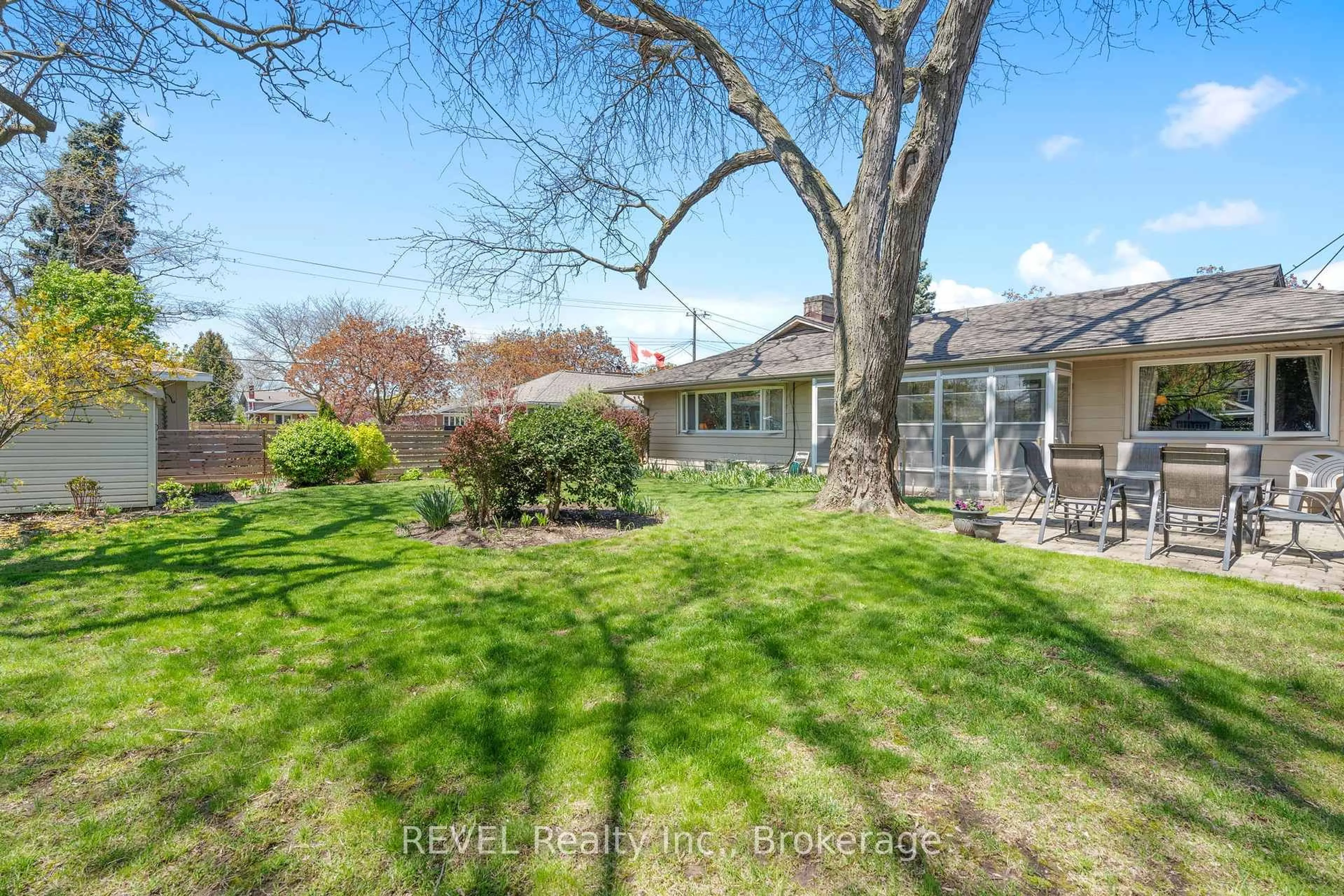 A pic from outside/outdoor area/front of a property/back of a property/a pic from drone, street for 4 Lee Ann Pl, St. Catharines Ontario L2M 1Z1