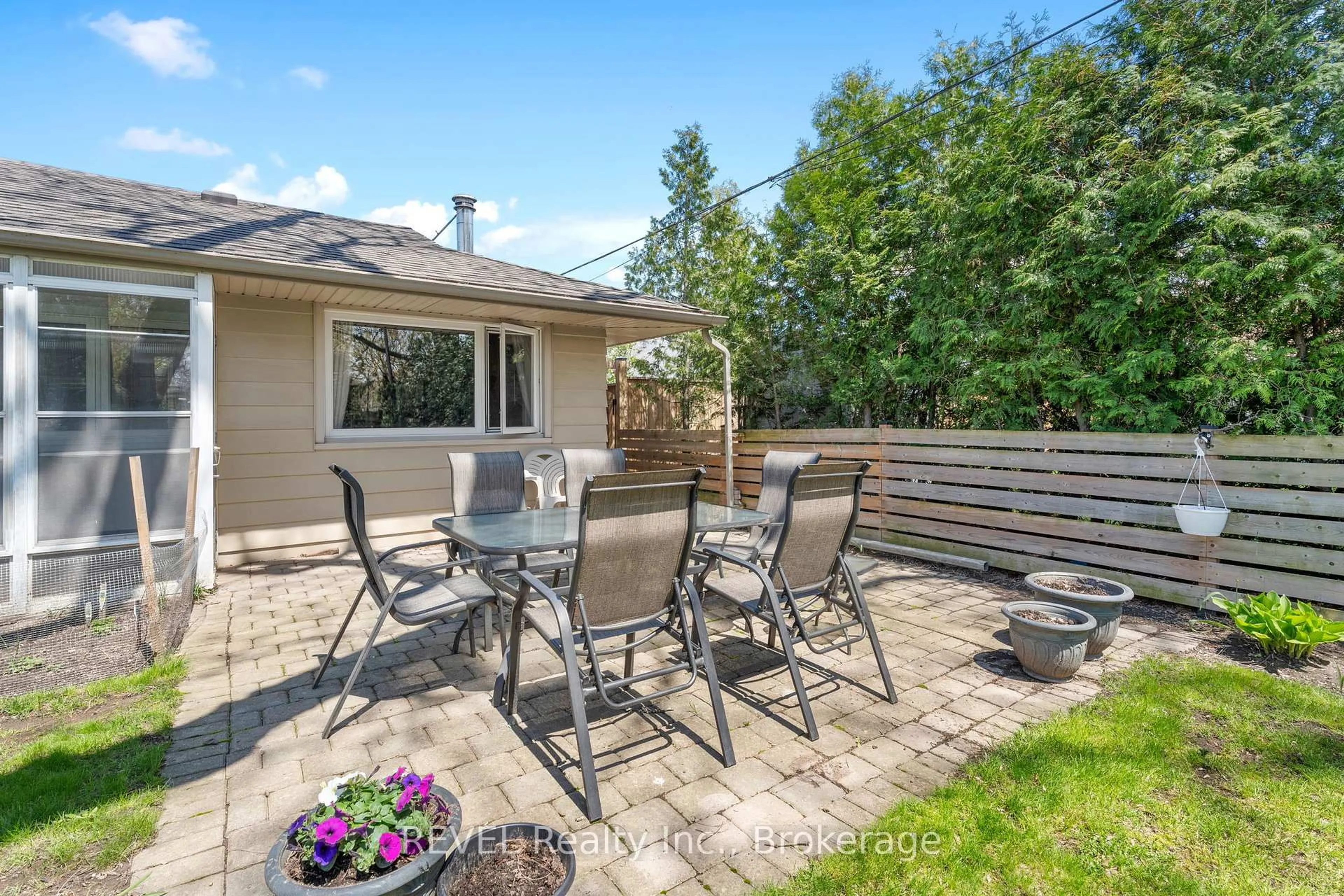 Patio, street for 4 Lee Ann Pl, St. Catharines Ontario L2M 1Z1