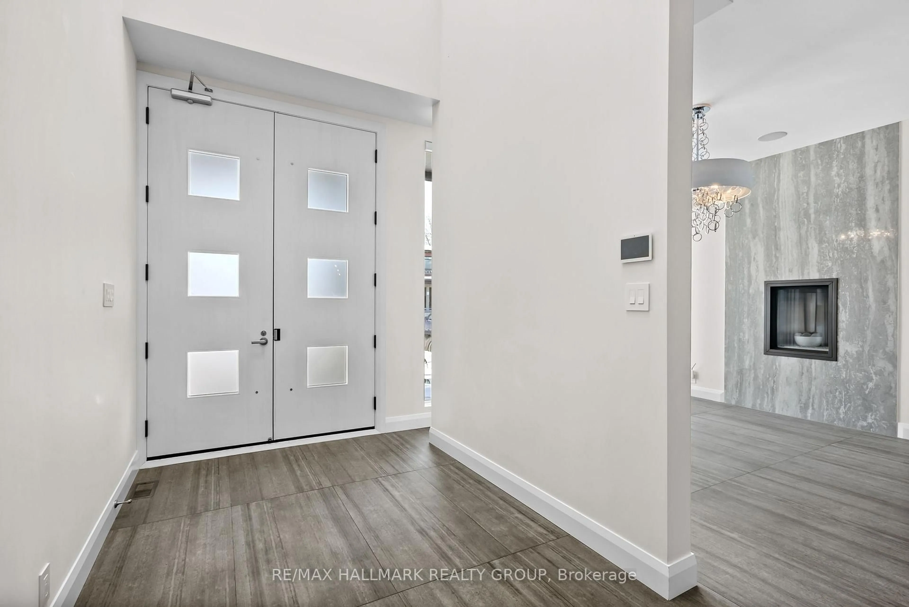 Indoor entryway for 458 TWEEDSMUIR Ave, Ottawa Ontario K1Z 5N9