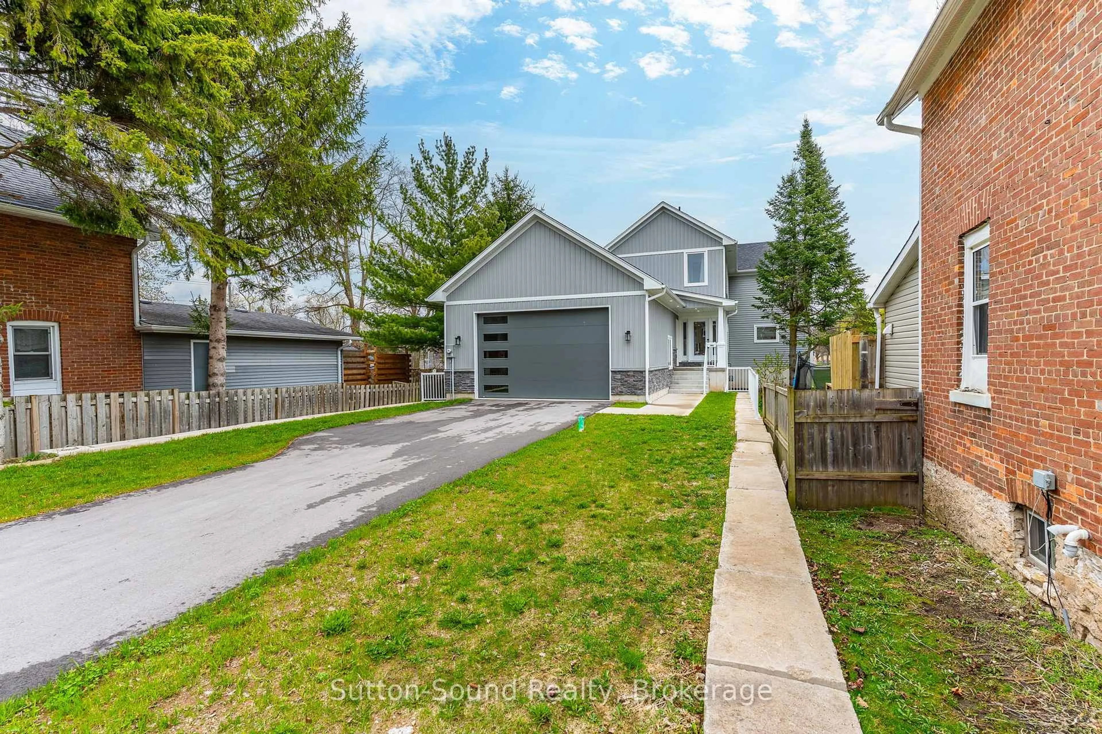 A pic from outside/outdoor area/front of a property/back of a property/a pic from drone, street for 1889 3rd Ave, Owen Sound Ontario N4K 4R7