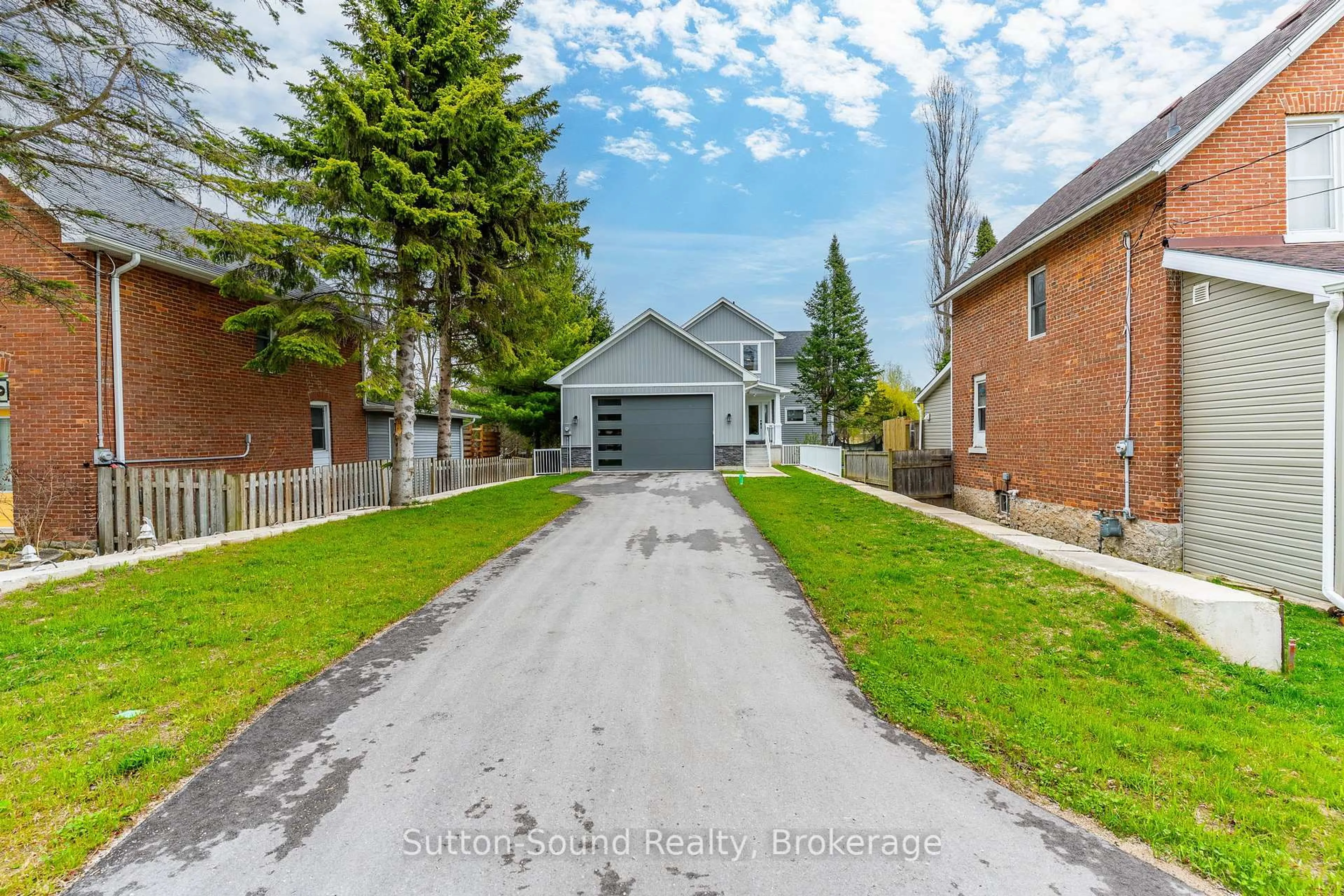 A pic from outside/outdoor area/front of a property/back of a property/a pic from drone, street for 1889 3rd Ave, Owen Sound Ontario N4K 4R7