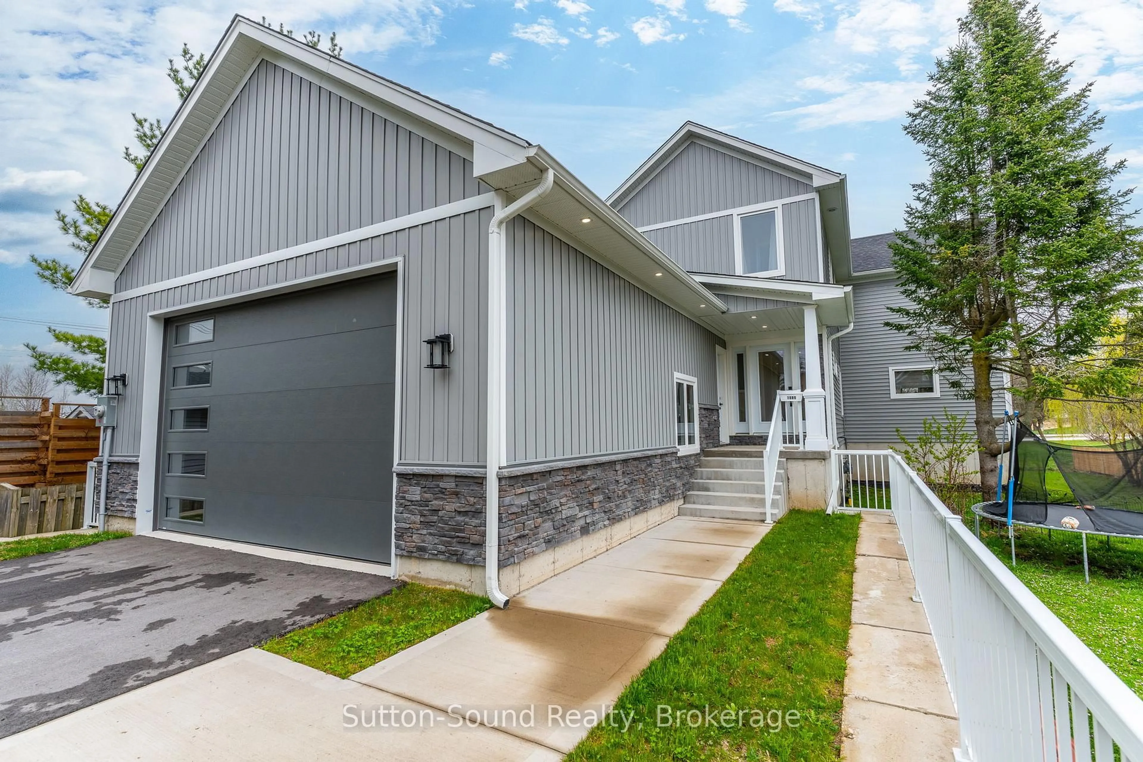 Home with vinyl exterior material, street for 1889 3rd Ave, Owen Sound Ontario N4K 4R7