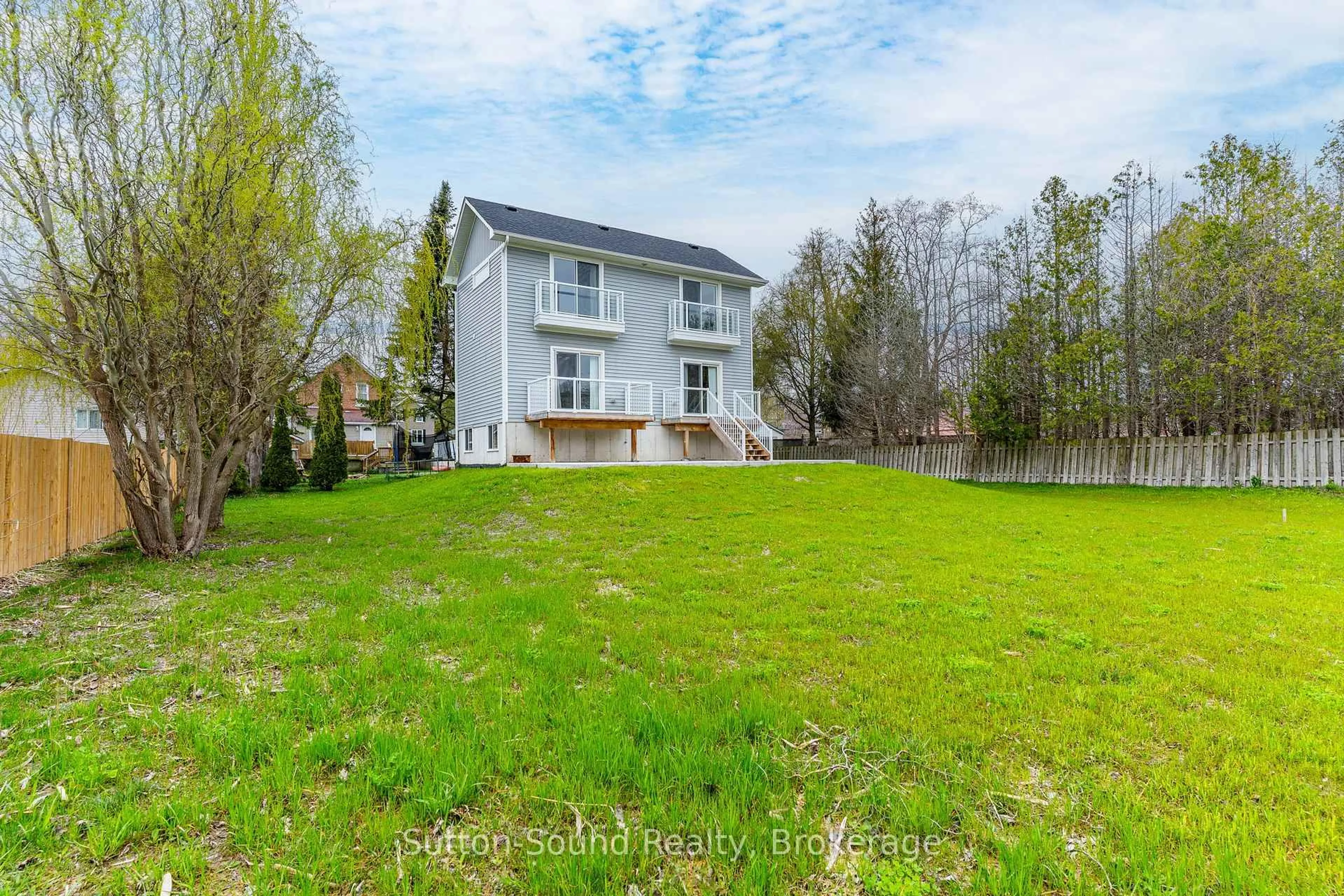 A pic from outside/outdoor area/front of a property/back of a property/a pic from drone, unknown for 1889 3rd Ave, Owen Sound Ontario N4K 4R7