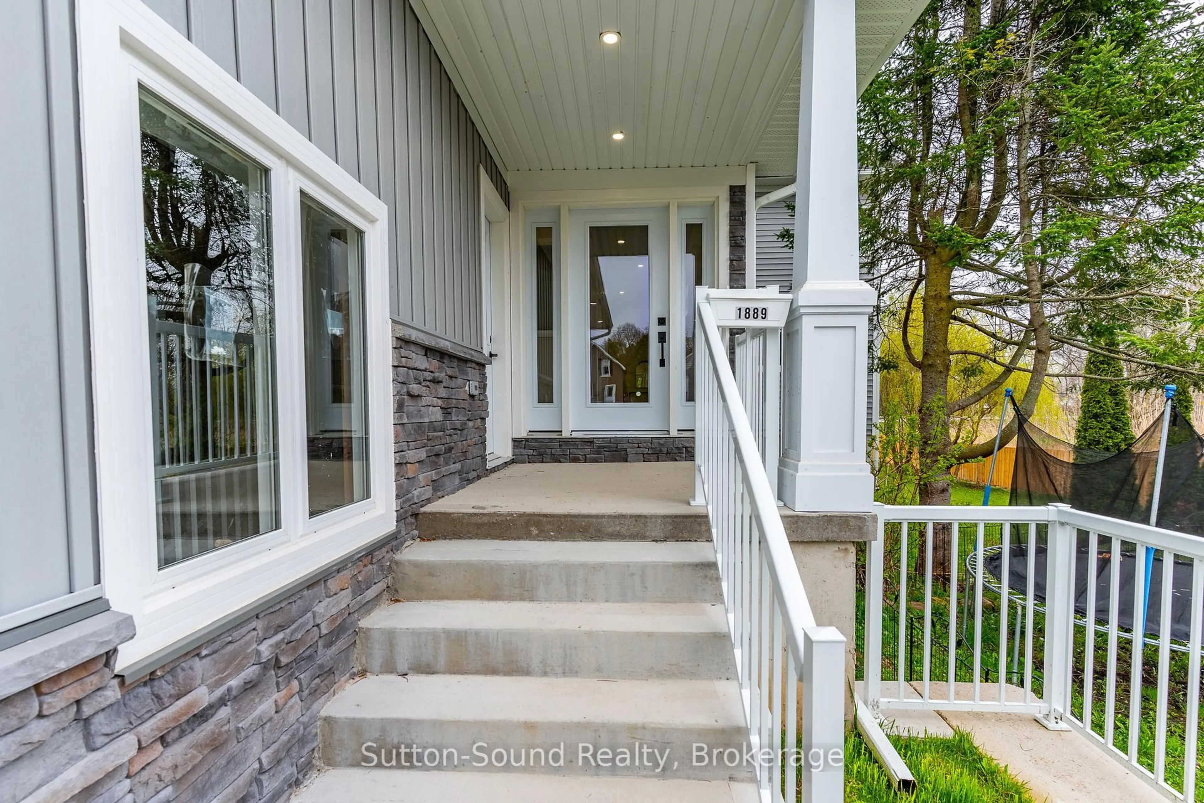 Unknown for 1889 3rd Ave, Owen Sound Ontario N4K 4R7