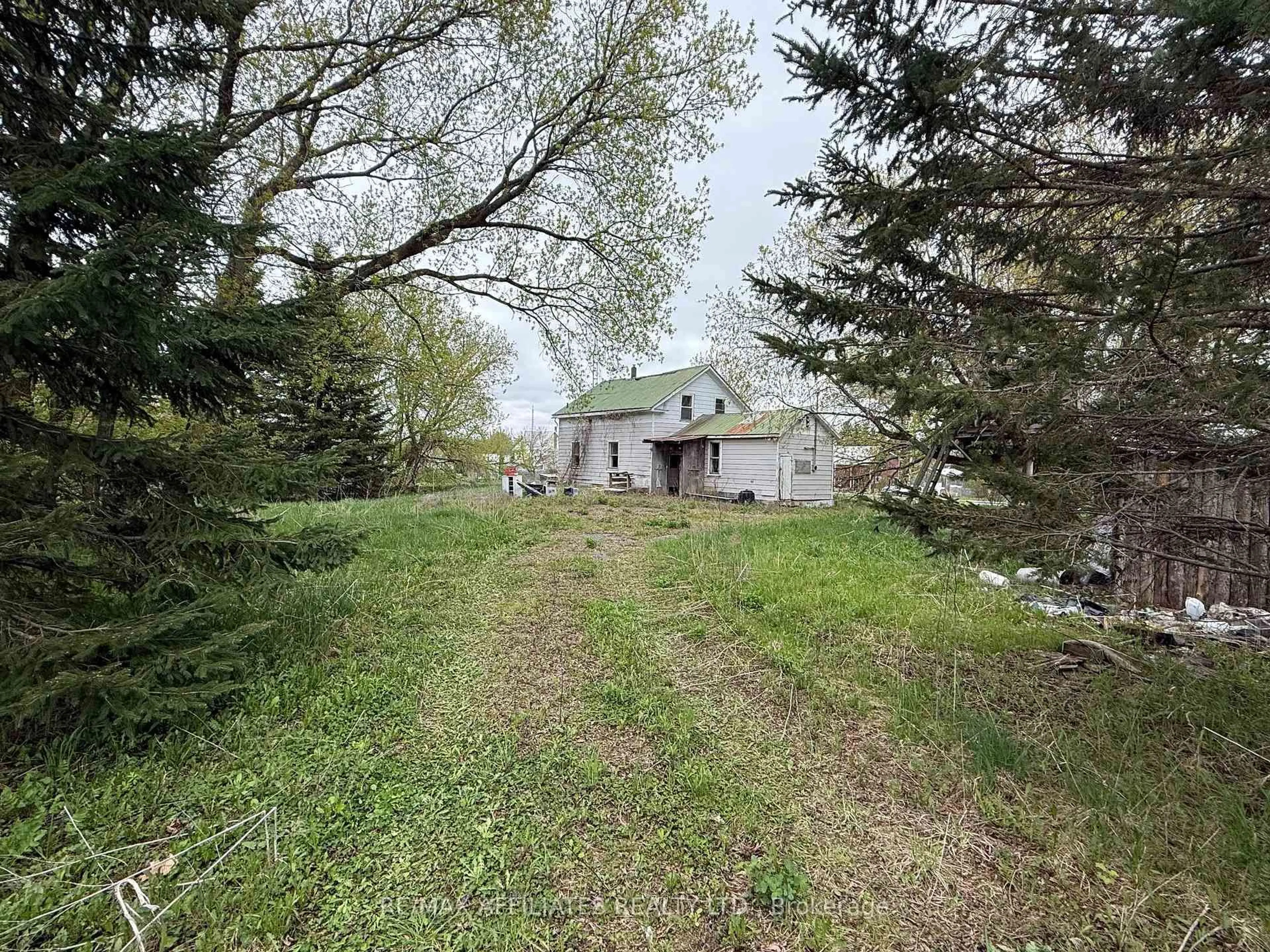 A pic from outside/outdoor area/front of a property/back of a property/a pic from drone, unknown for 15554 SAVING St, South Stormont Ontario K0C 1Y0