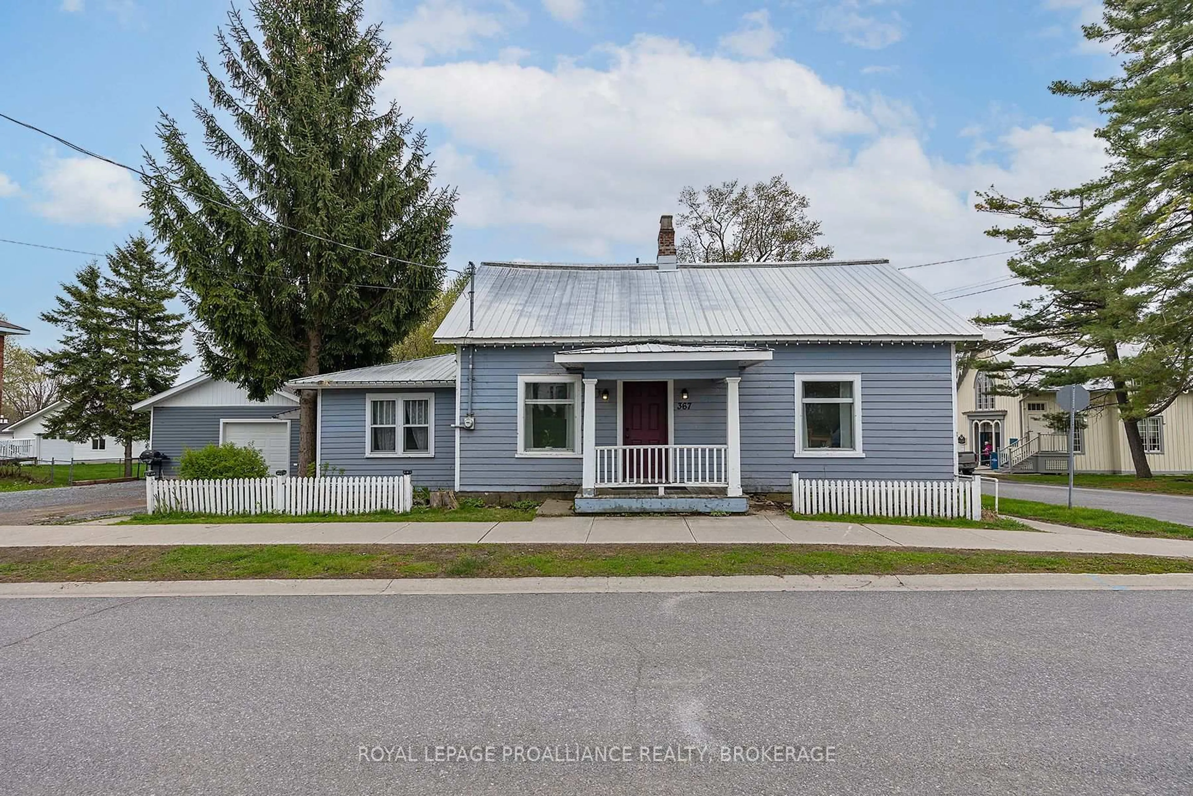 Home with vinyl exterior material, street for 367 Academy St, Bath Ontario K0H 1G0