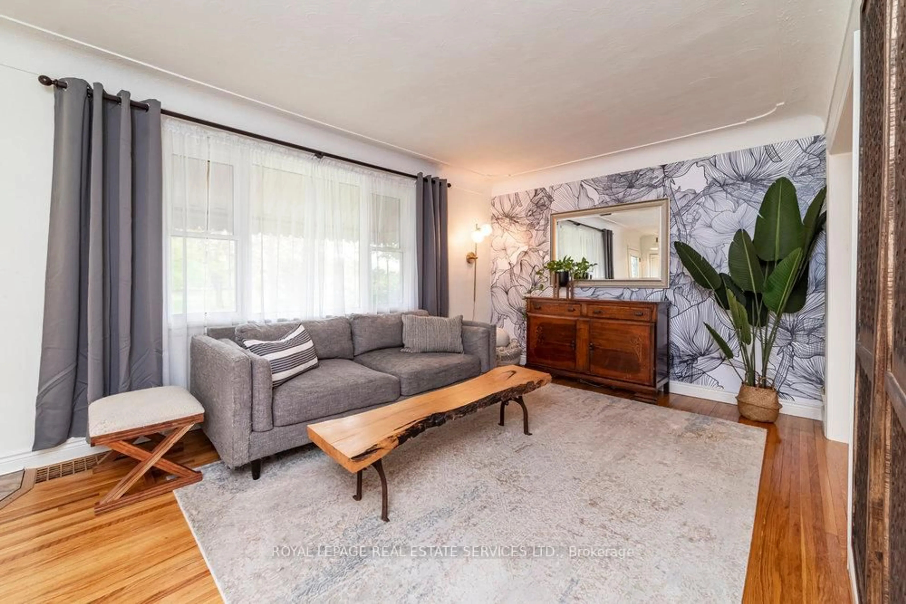 Living room with furniture, unknown for 16 McKay Rd, Hamilton Ontario L9H 1H5