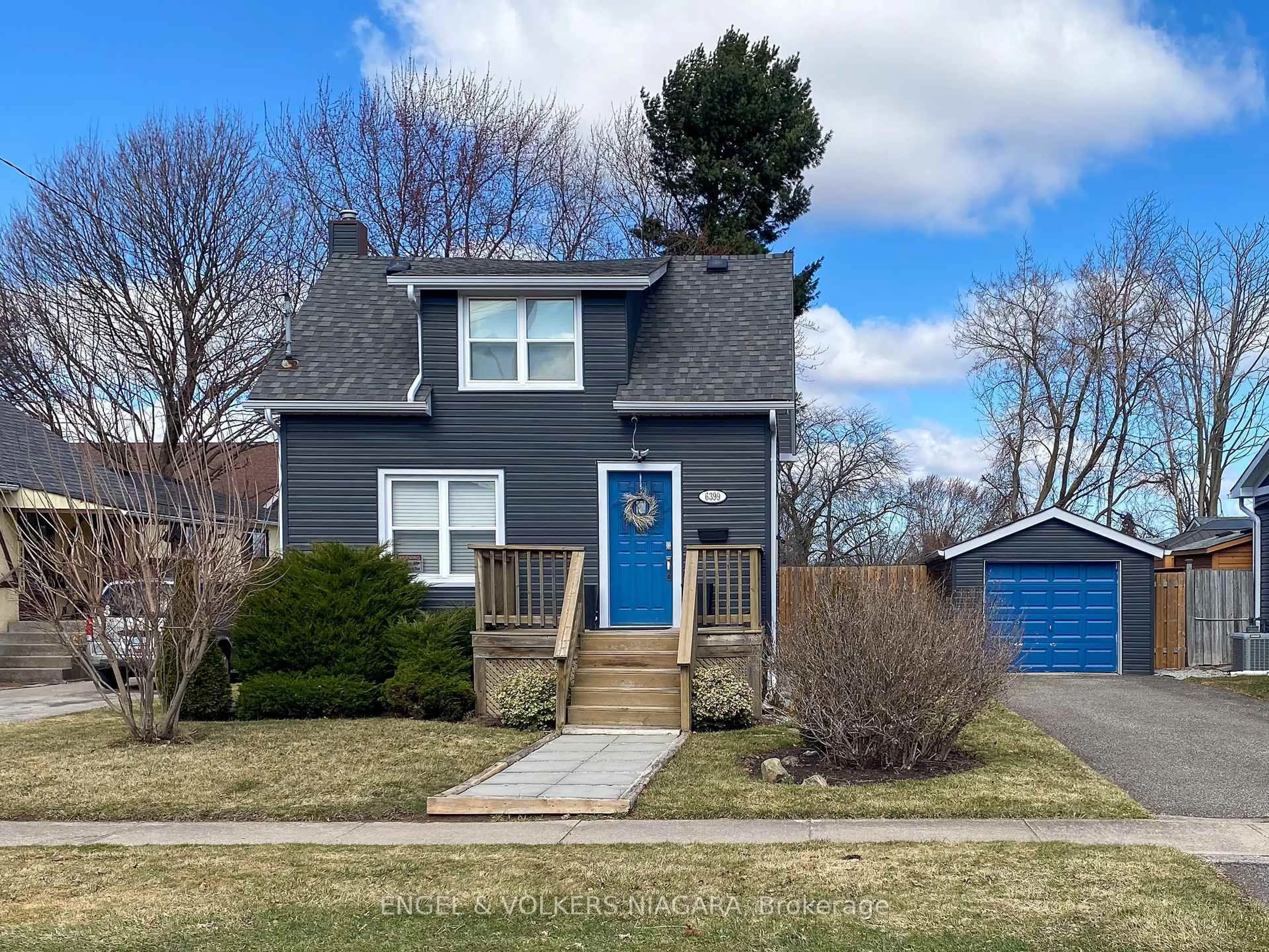 Home with vinyl exterior material, street for 6399 Bellevue St, Niagara Falls Ontario L2E 1Y9