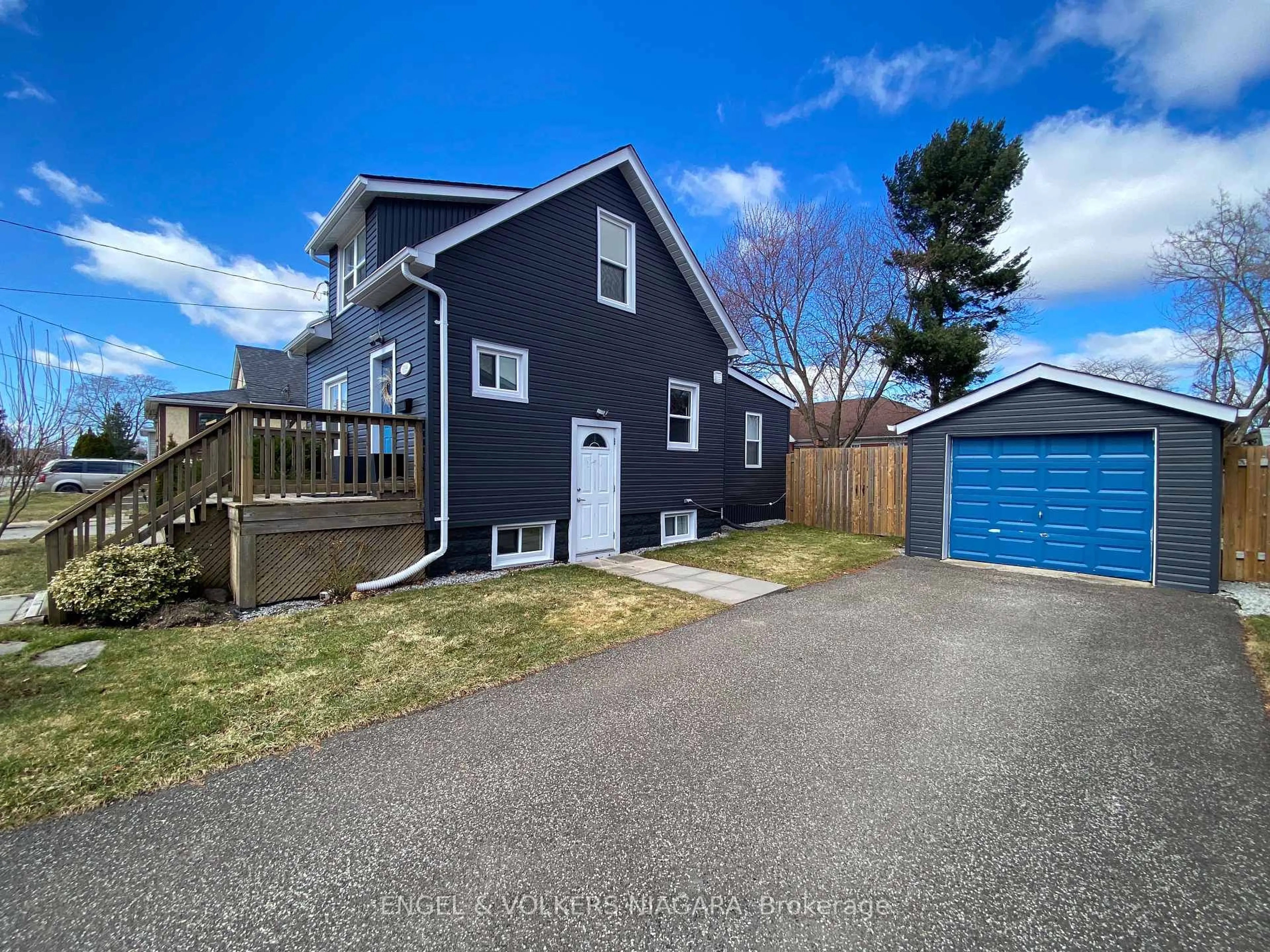 A pic from outside/outdoor area/front of a property/back of a property/a pic from drone, street for 6399 Bellevue St, Niagara Falls Ontario L2E 1Y9