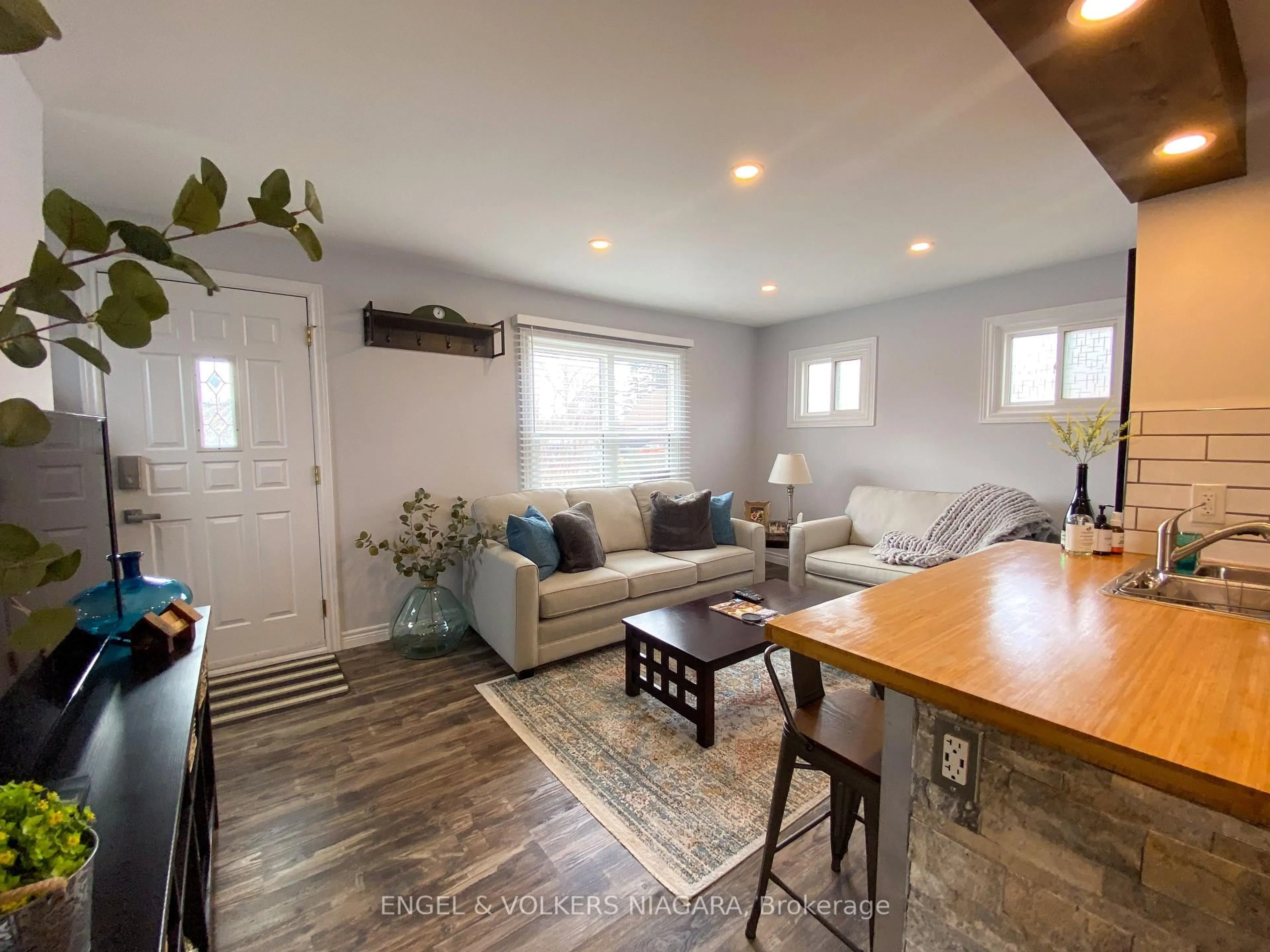 Living room with furniture, wood/laminate floor for 6399 Bellevue St, Niagara Falls Ontario L2E 1Y9