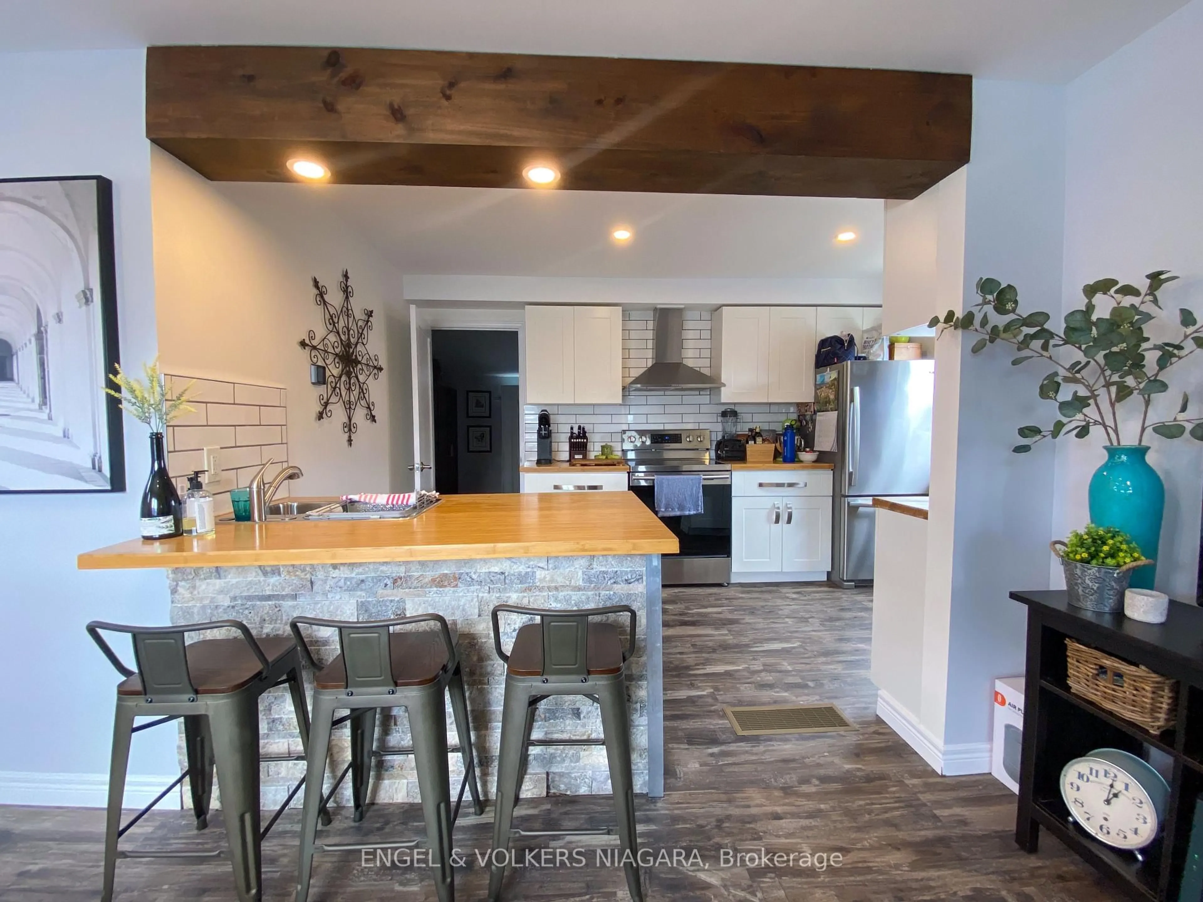 Open concept kitchen, unknown for 6399 Bellevue St, Niagara Falls Ontario L2E 1Y9