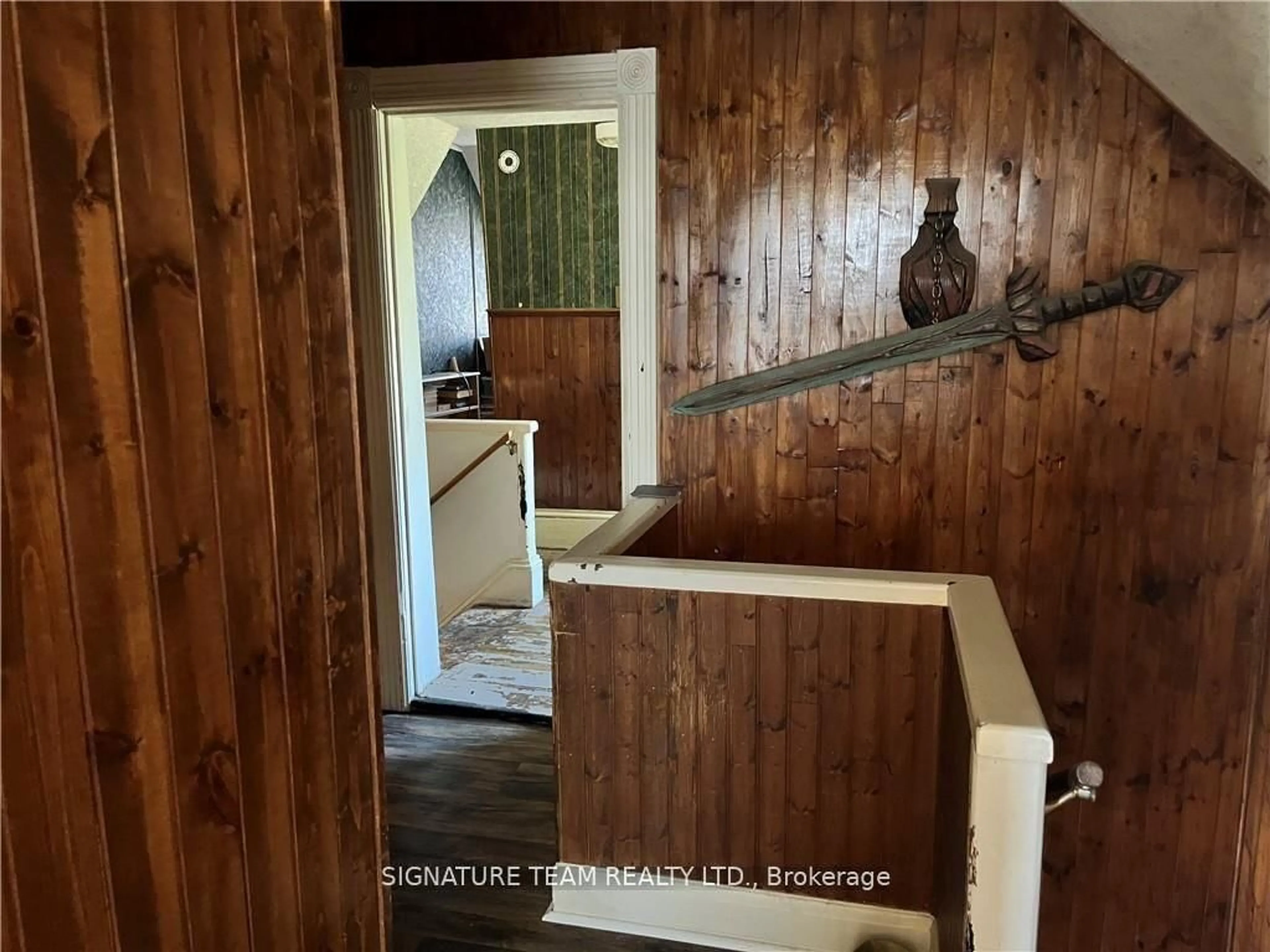Indoor entryway for 10 Main St, Cobden Ontario K0J 1K0