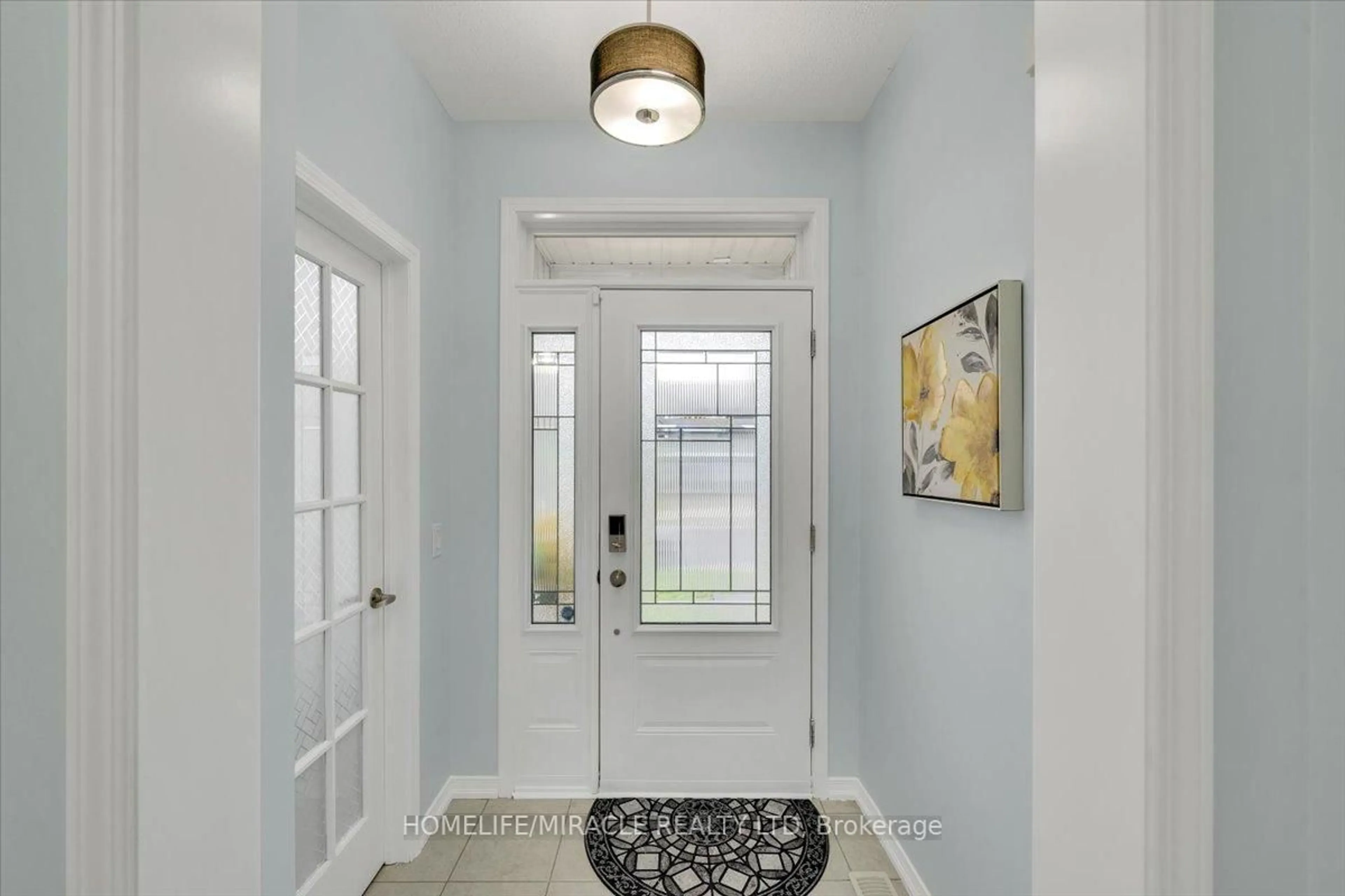 Indoor entryway for 696 Fisher St, Cobourg Ontario K9A 0H3