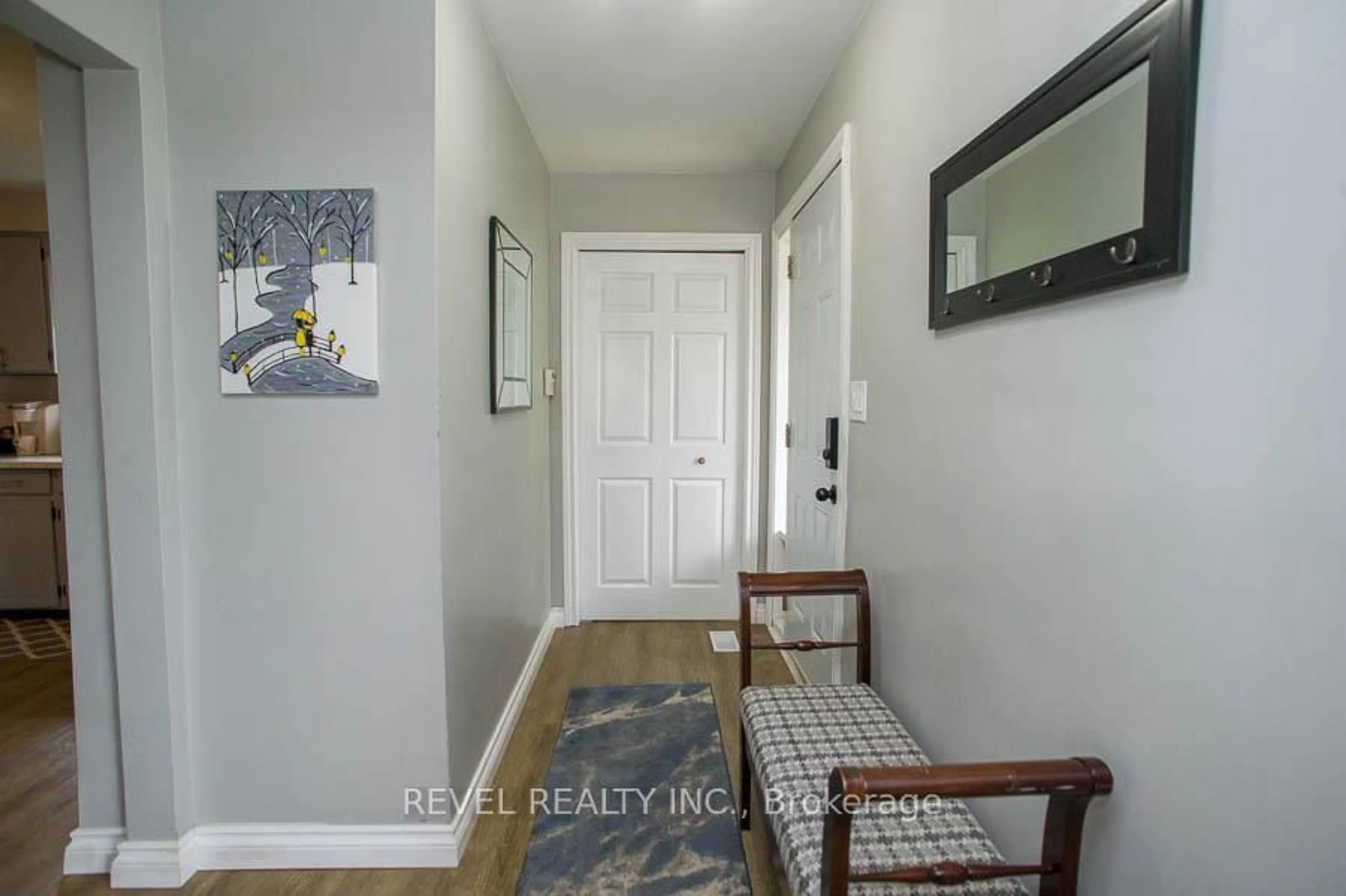 Indoor entryway for 264B Bruce St, Brantford Ontario N3S 4Z9