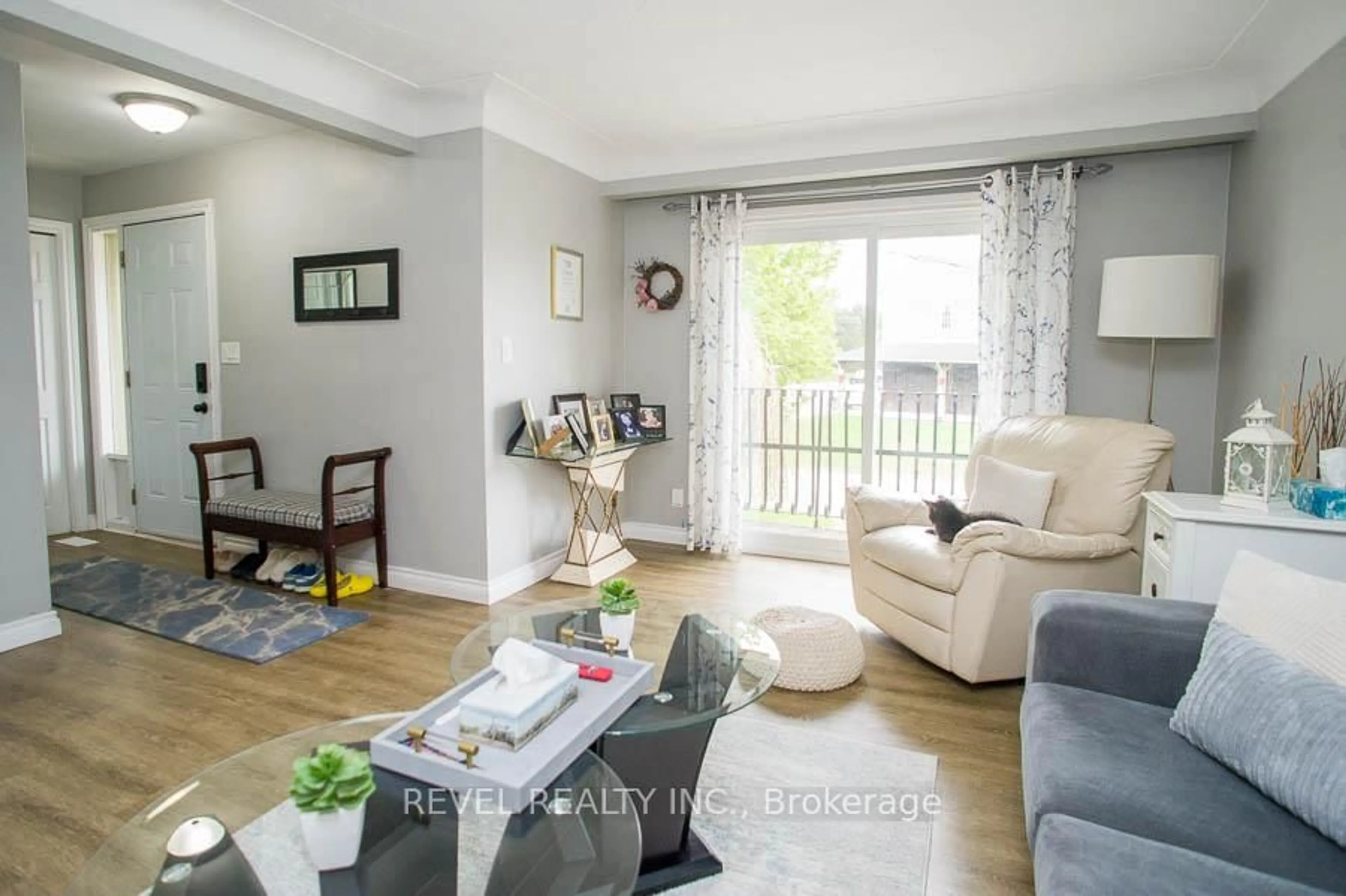 Living room with furniture, wood/laminate floor for 264B Bruce St, Brantford Ontario N3S 4Z9