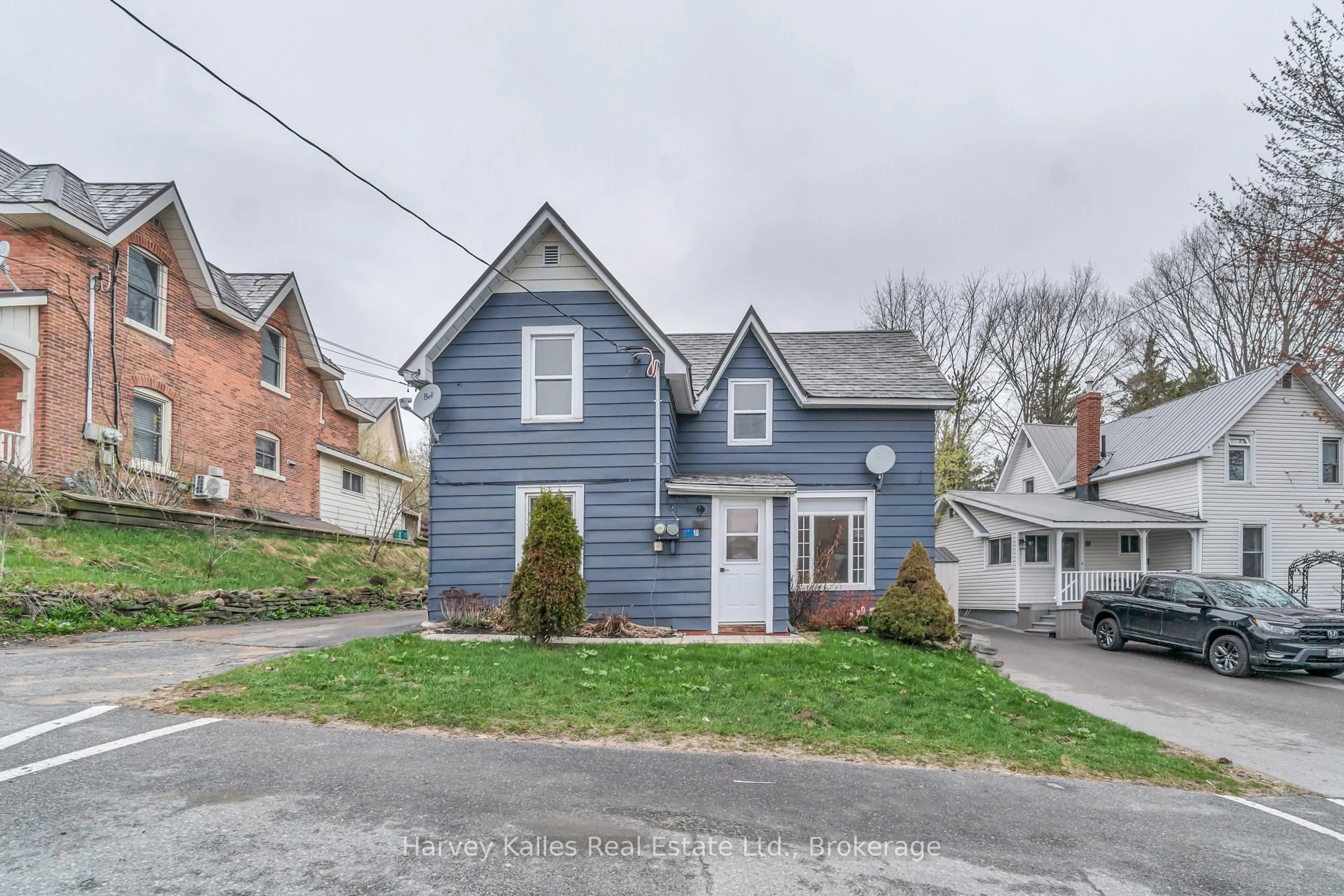 A pic from outside/outdoor area/front of a property/back of a property/a pic from drone, street for 10 Caroline St, Huntsville Ontario P1H 2B4