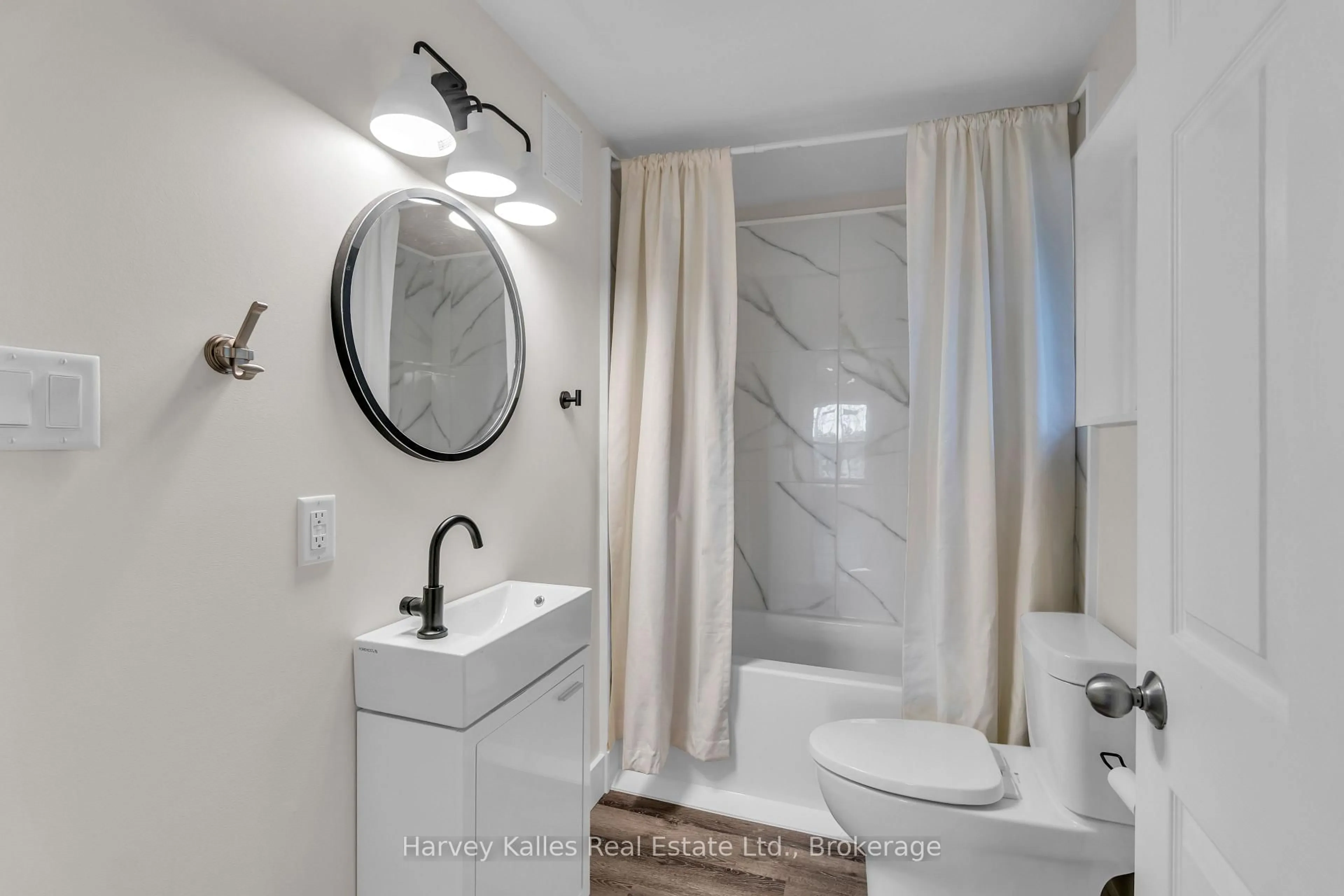 Standard bathroom, ceramic/tile floor for 10 Caroline St, Huntsville Ontario P1H 2B4