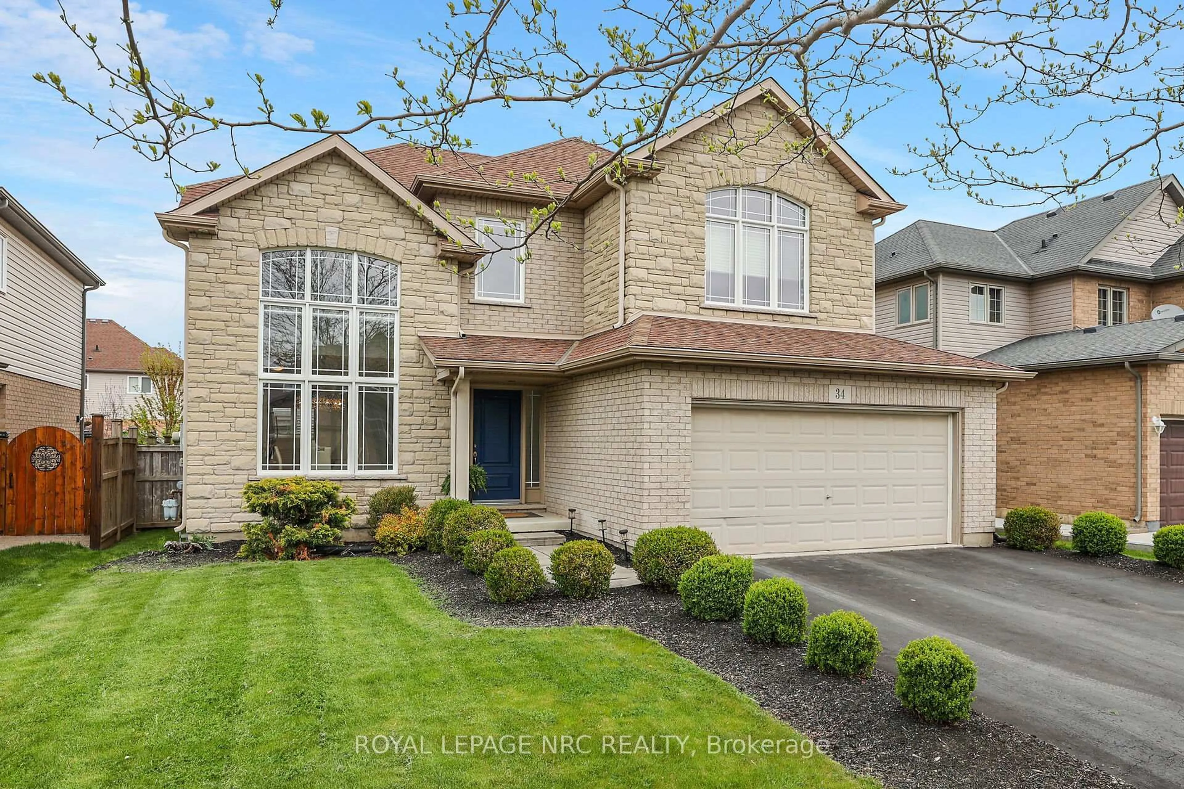 Home with brick exterior material, street for 34 Agincourt Cres, St. Catharines Ontario L2S 4B4