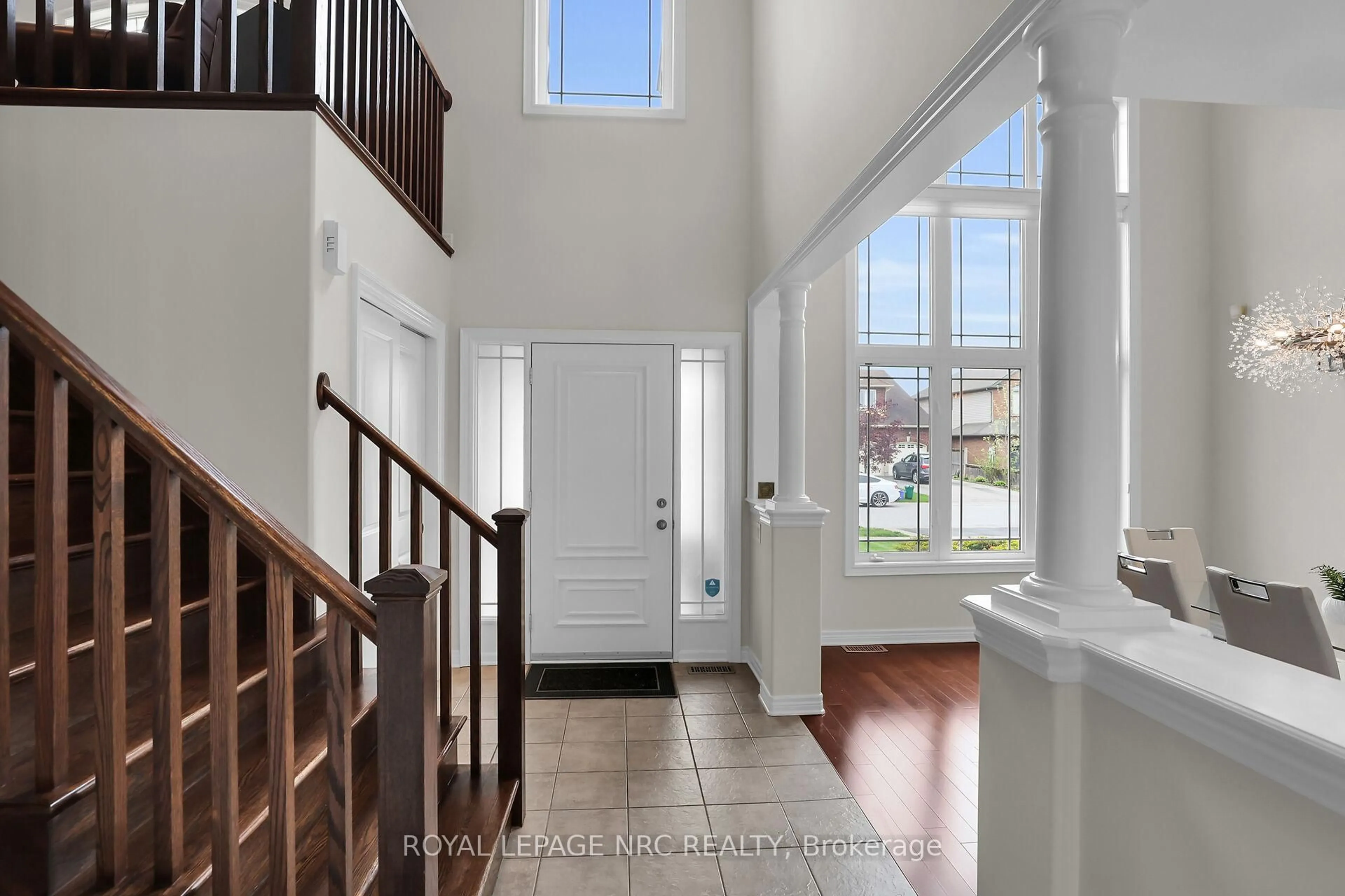 Indoor entryway for 34 Agincourt Cres, St. Catharines Ontario L2S 4B4