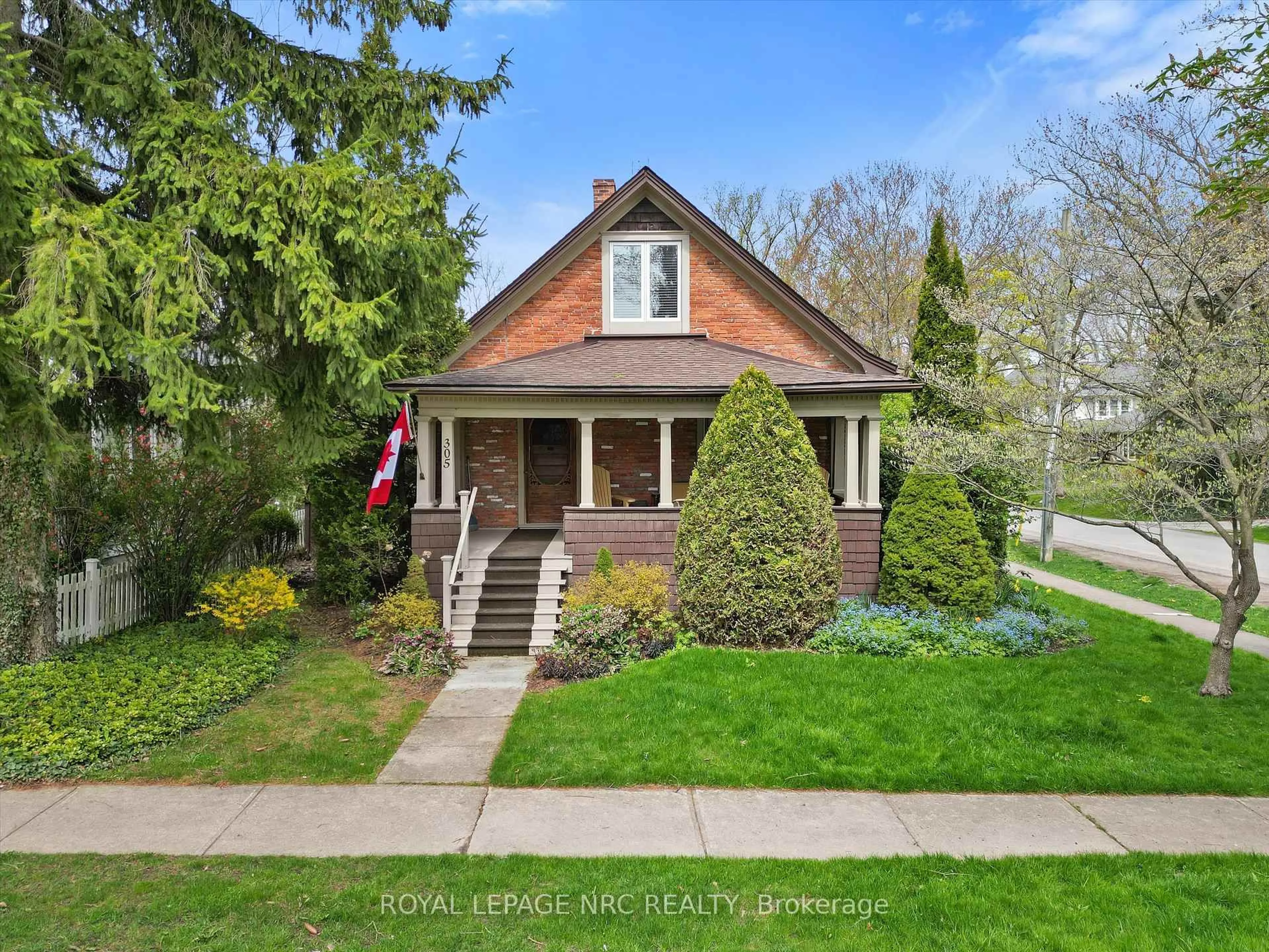 Home with brick exterior material, street for 305 Victoria St, Niagara-on-the-Lake Ontario L0S 1J0