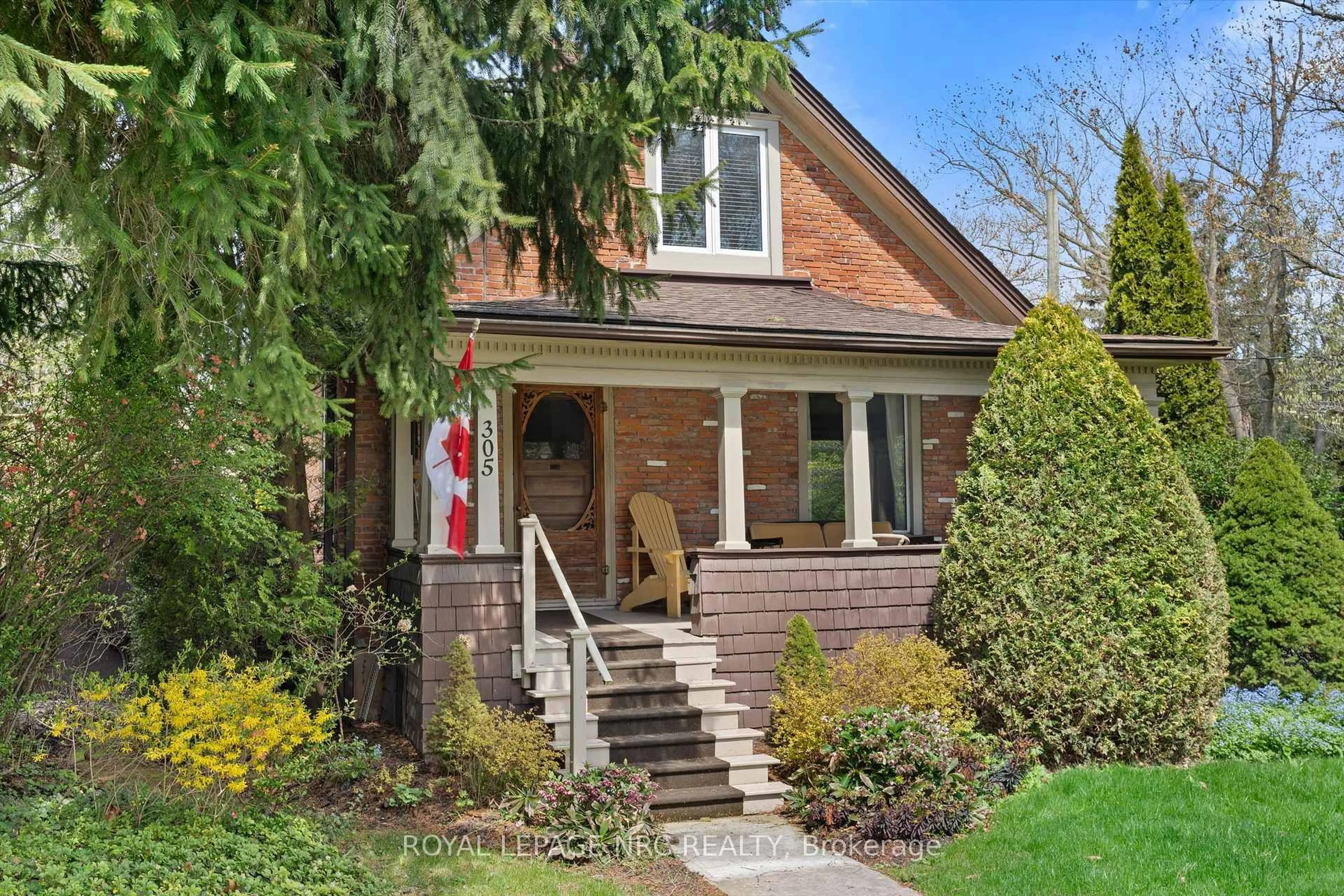Home with brick exterior material, street for 305 Victoria St, Niagara-on-the-Lake Ontario L0S 1J0