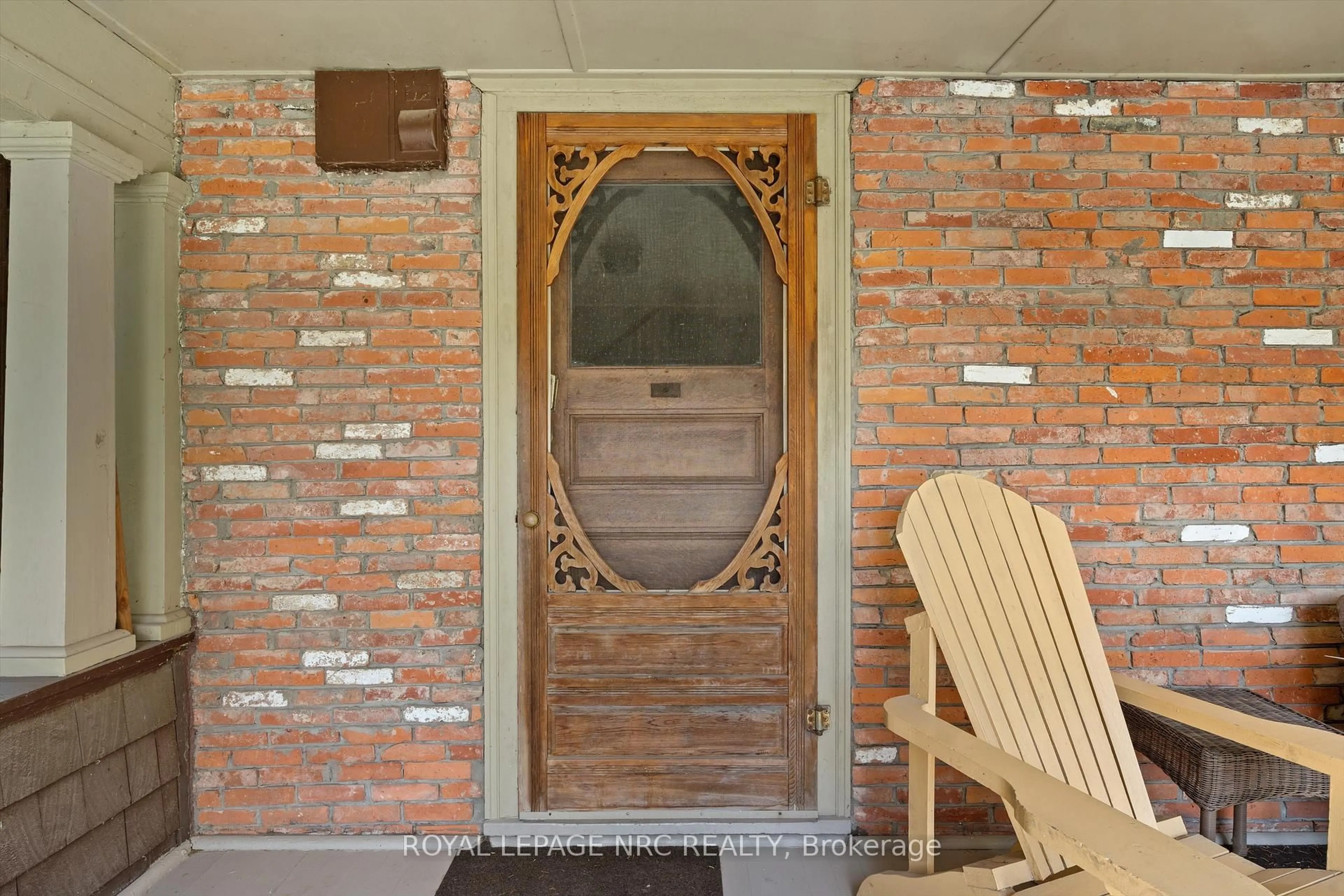 Indoor foyer for 305 Victoria St, Niagara-on-the-Lake Ontario L0S 1J0