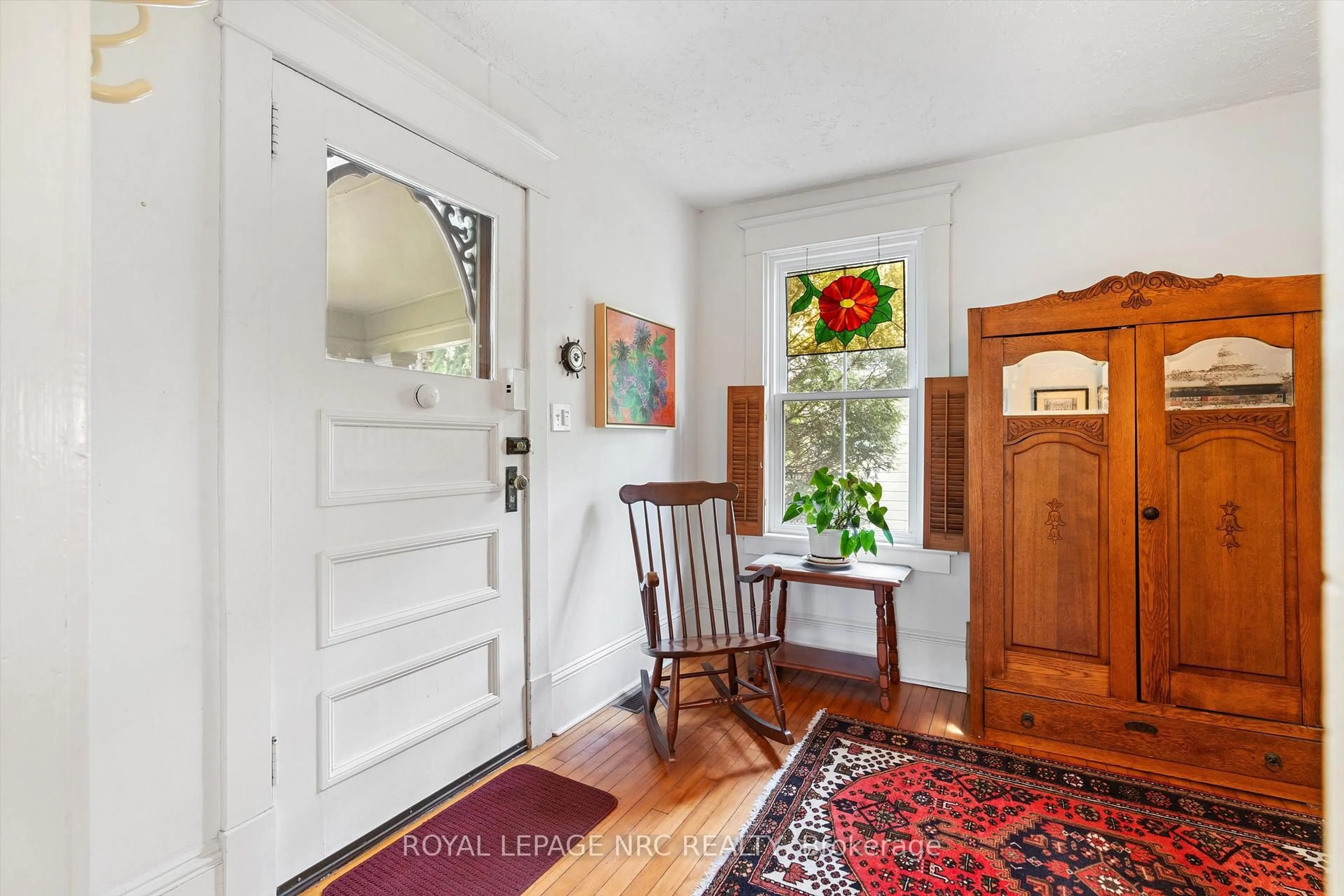 Indoor entryway for 305 Victoria St, Niagara-on-the-Lake Ontario L0S 1J0