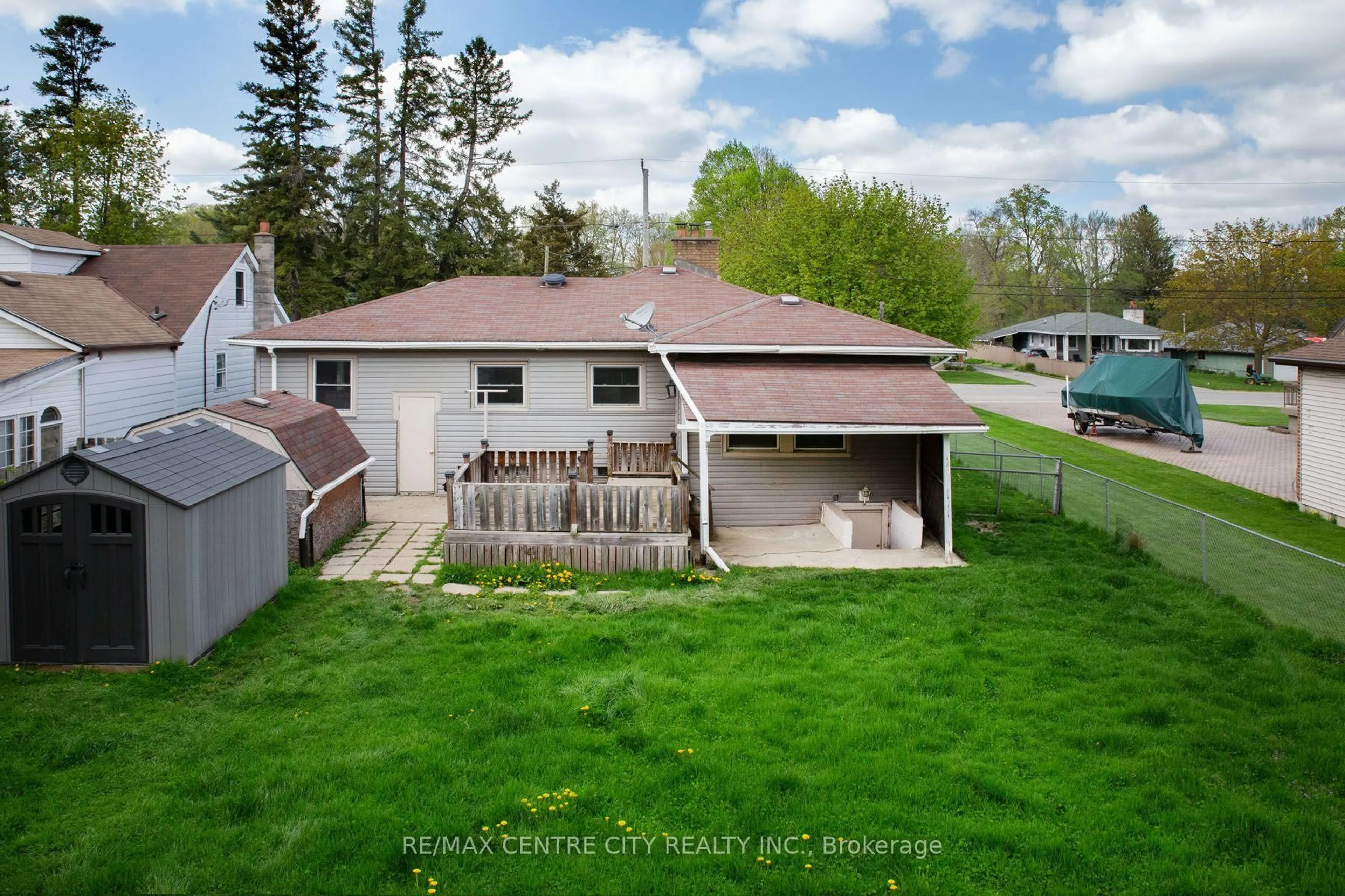 A pic from outside/outdoor area/front of a property/back of a property/a pic from drone, unknown for 1825 Parkhurst Ave, London East Ontario N5V 2C4