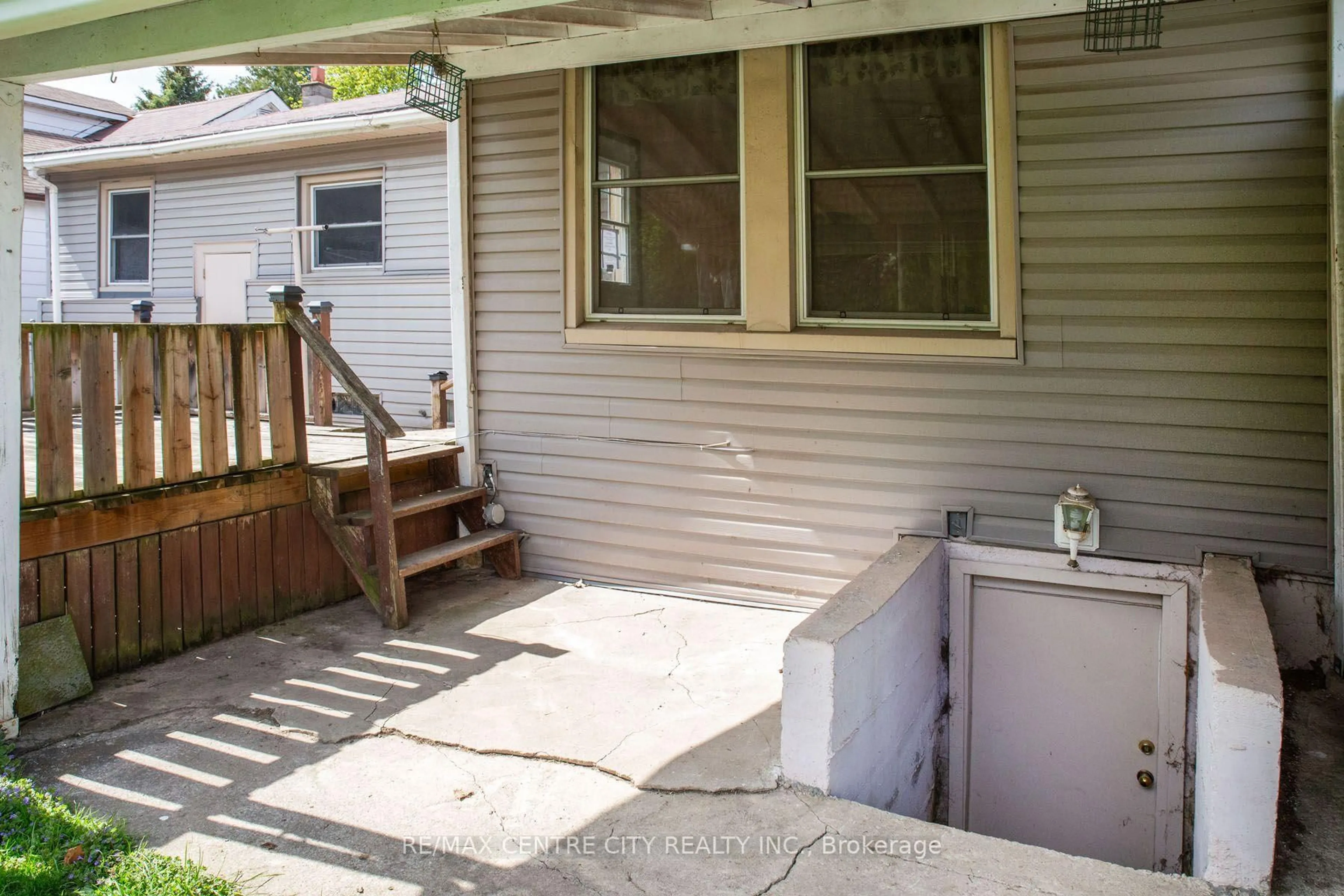 Patio, street for 1825 Parkhurst Ave, London East Ontario N5V 2C4