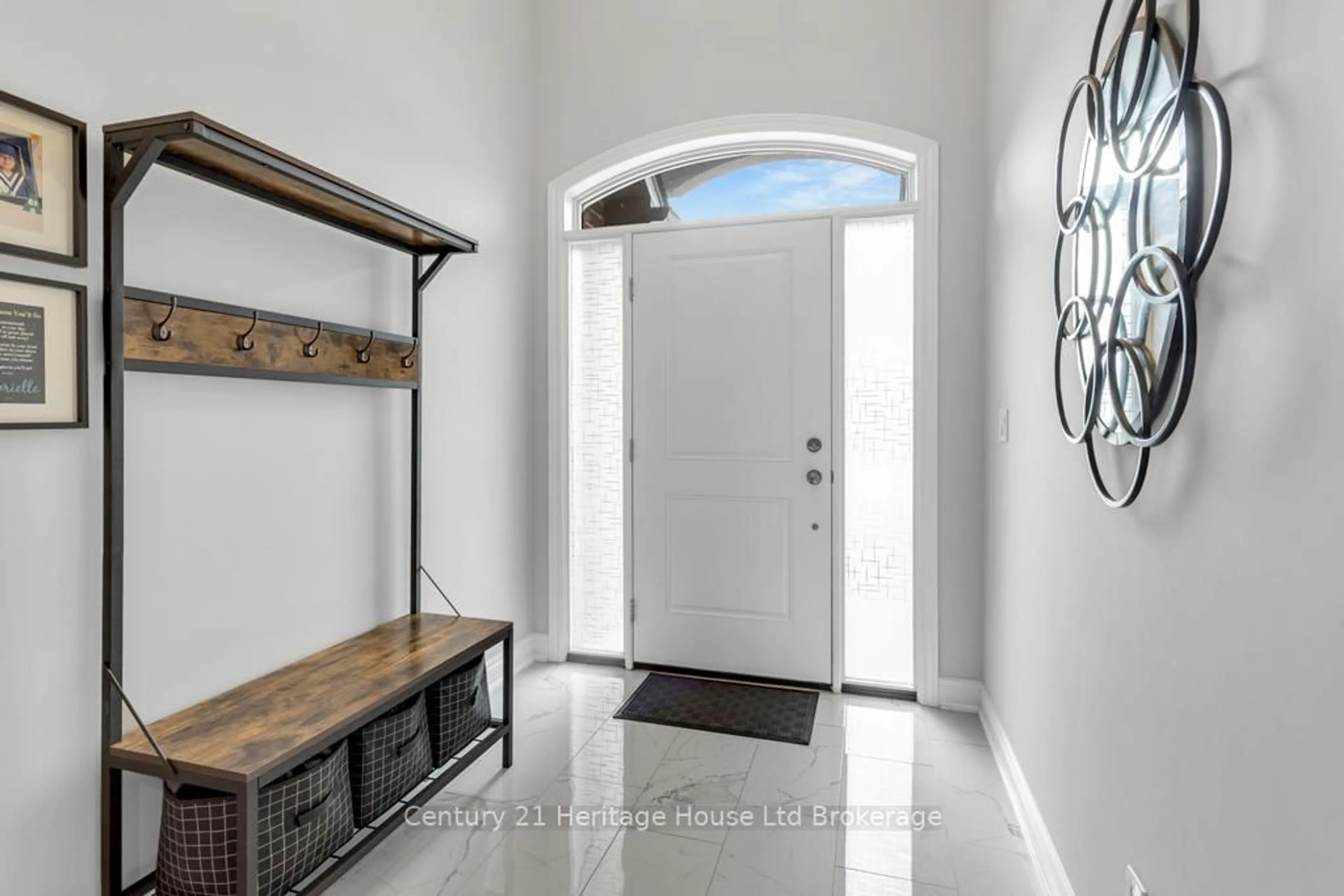 Indoor entryway for 55 William St, Tillsonburg Ontario N4G 5R9