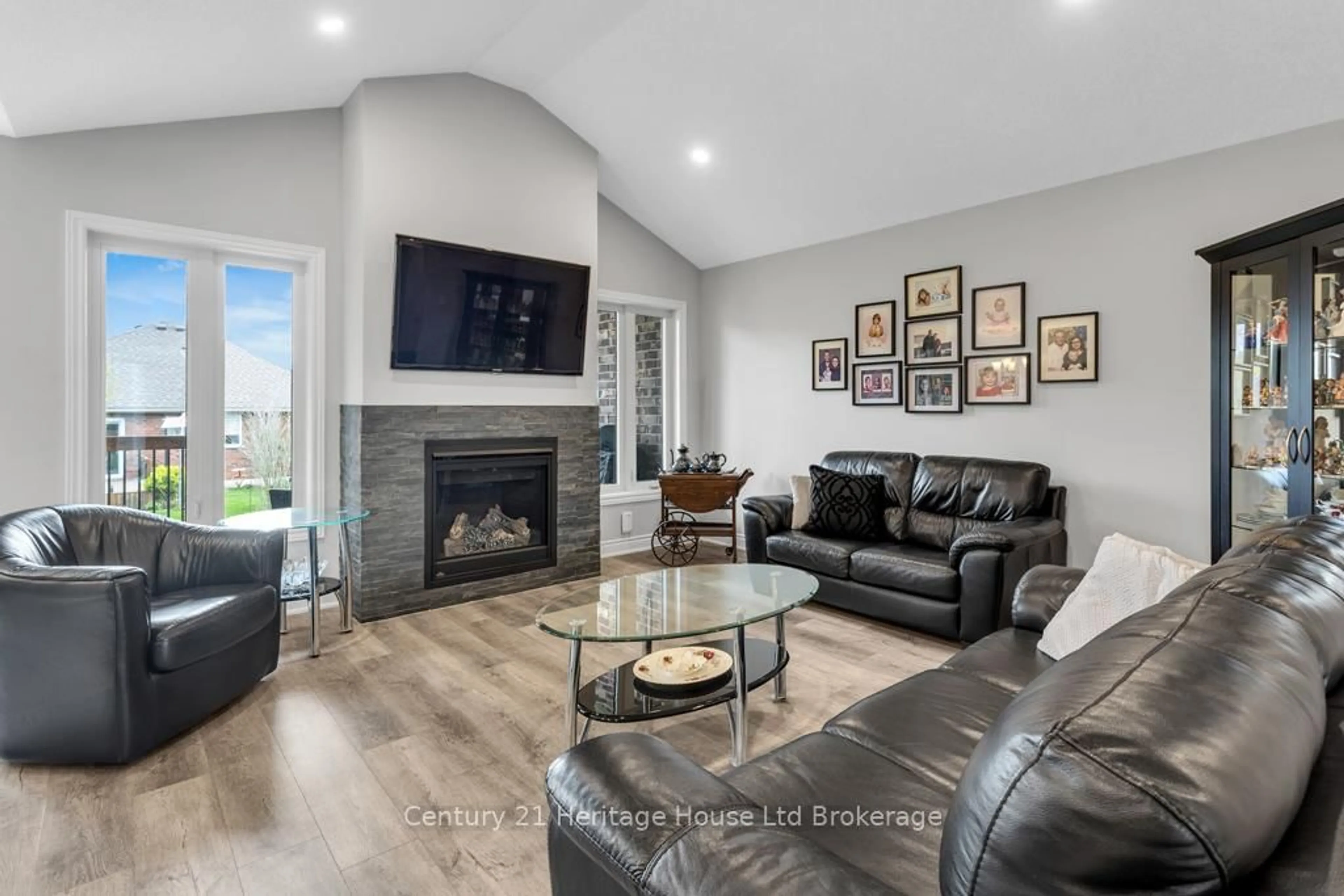 Living room with furniture, unknown for 55 William St, Tillsonburg Ontario N4G 5R9