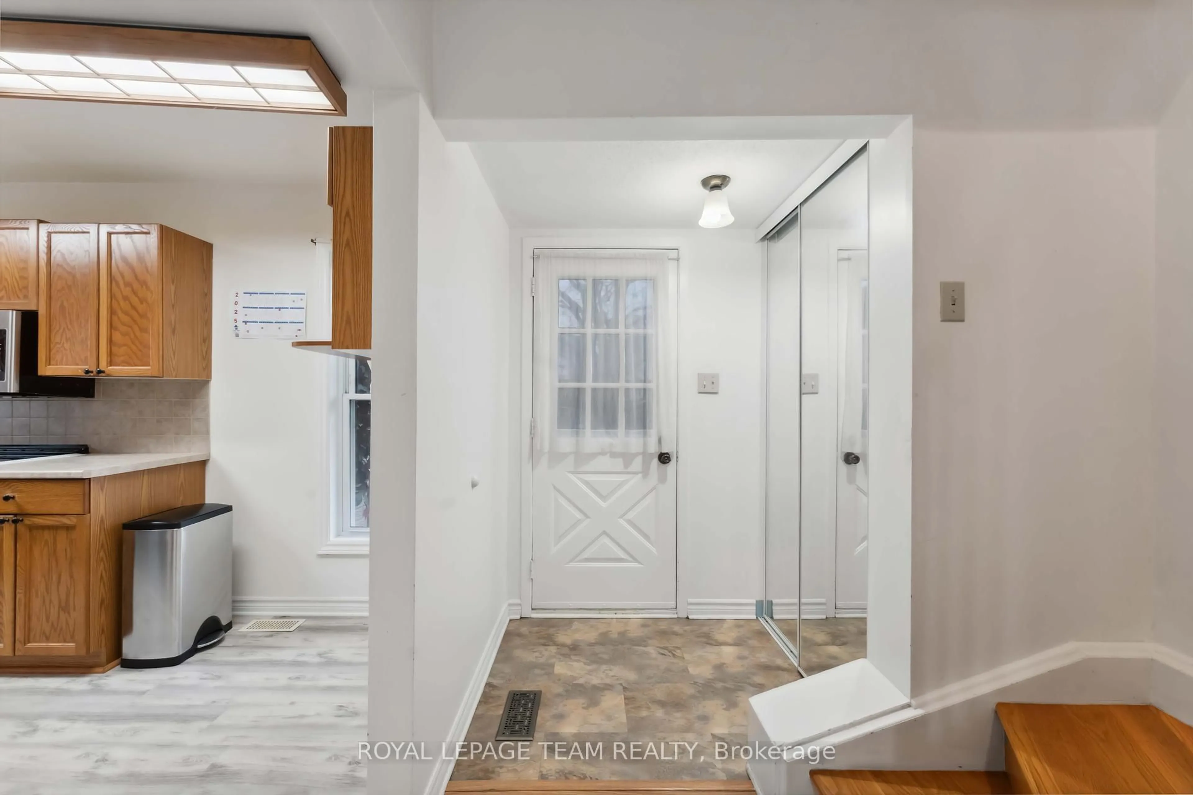 Indoor entryway for 6351 St Louis Dr, Ottawa Ontario K1C 2X9