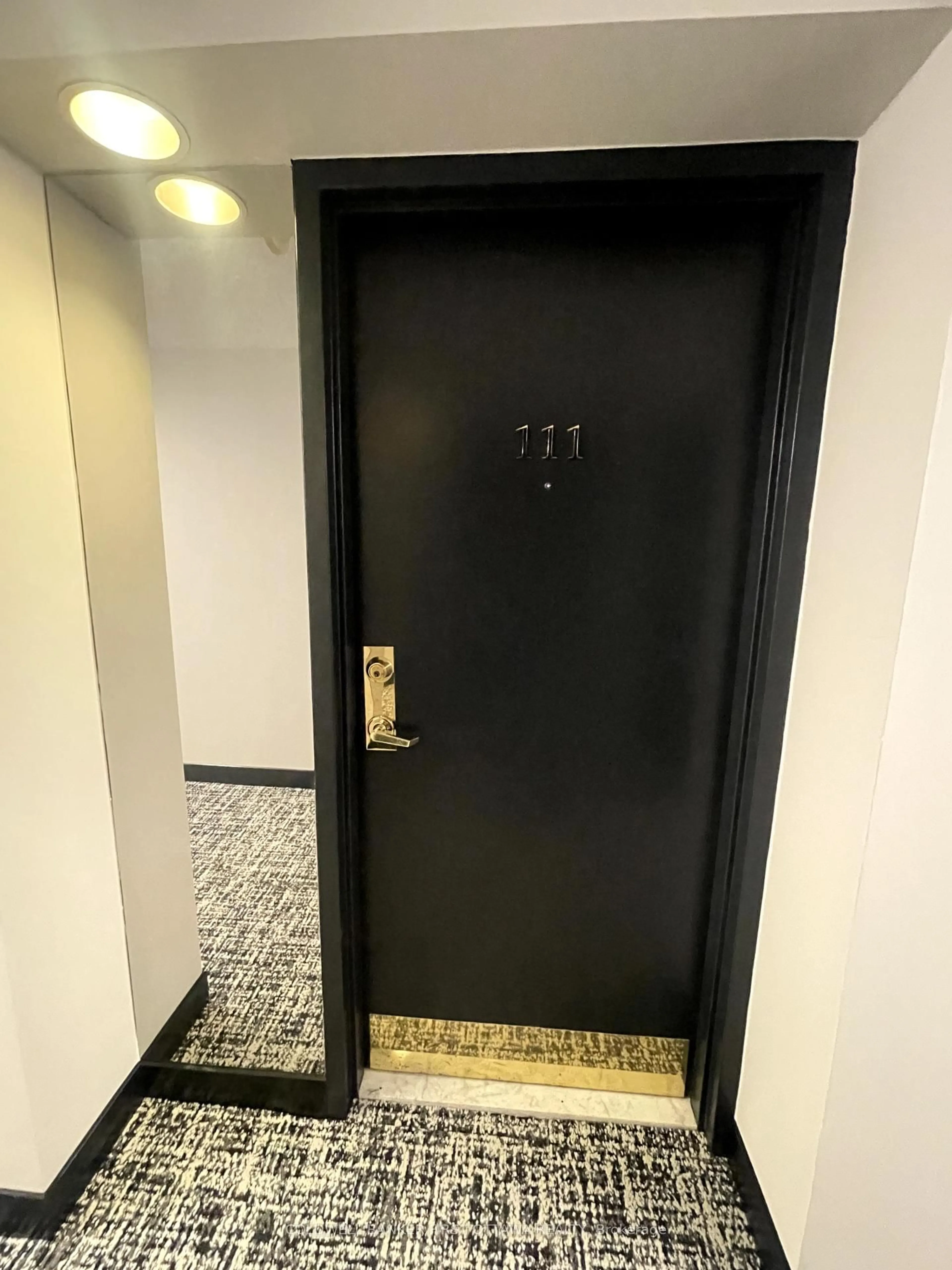 Indoor foyer for 225 Alvin Rd #111, Ottawa Ontario K1K 4H6