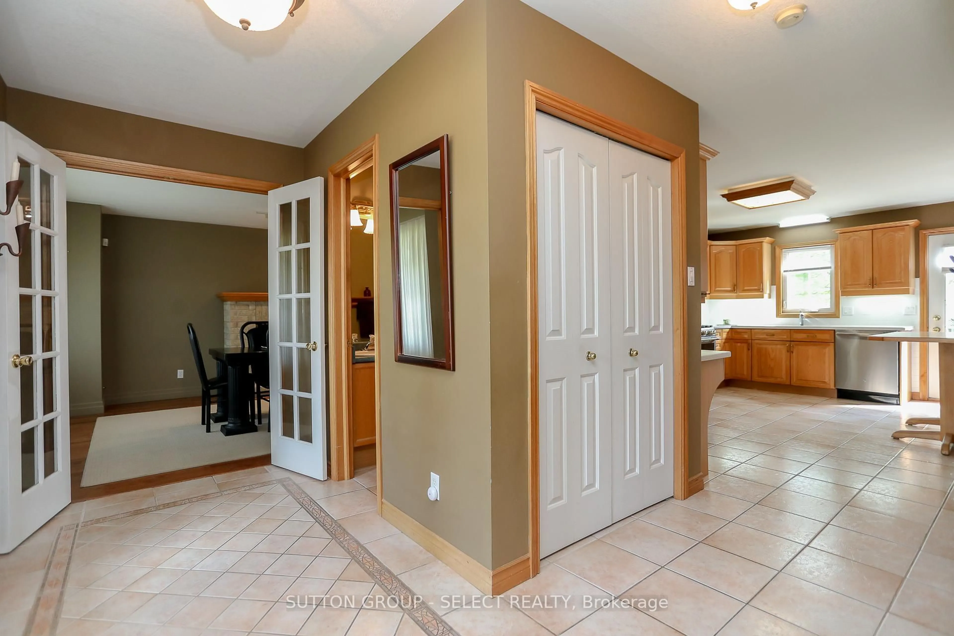 Indoor entryway for 59 Farmhouse Rd, London East Ontario N5Y 5M4