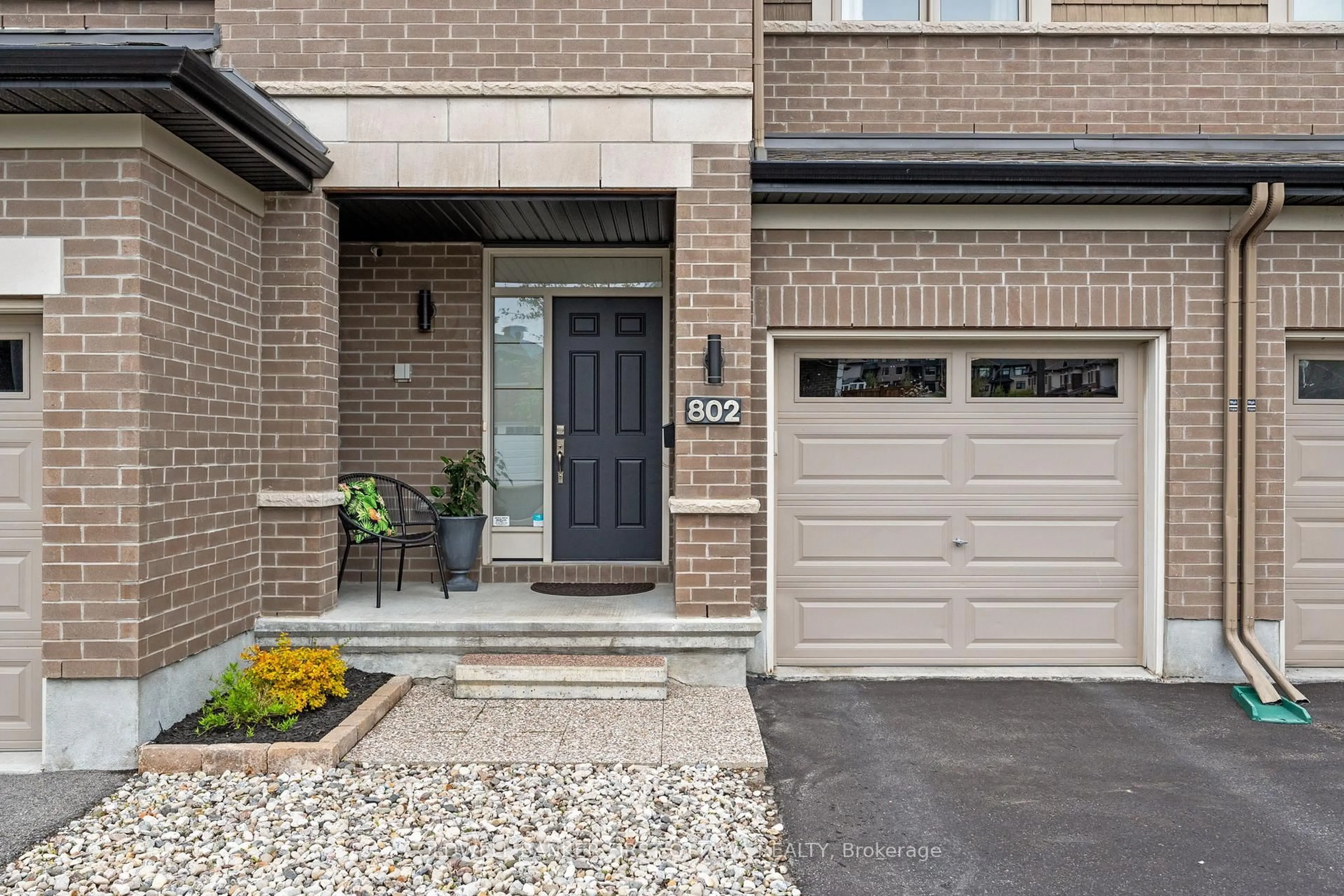 Home with brick exterior material, street for 802 Carnelian Cres, Ottawa Ontario K1X 0A8