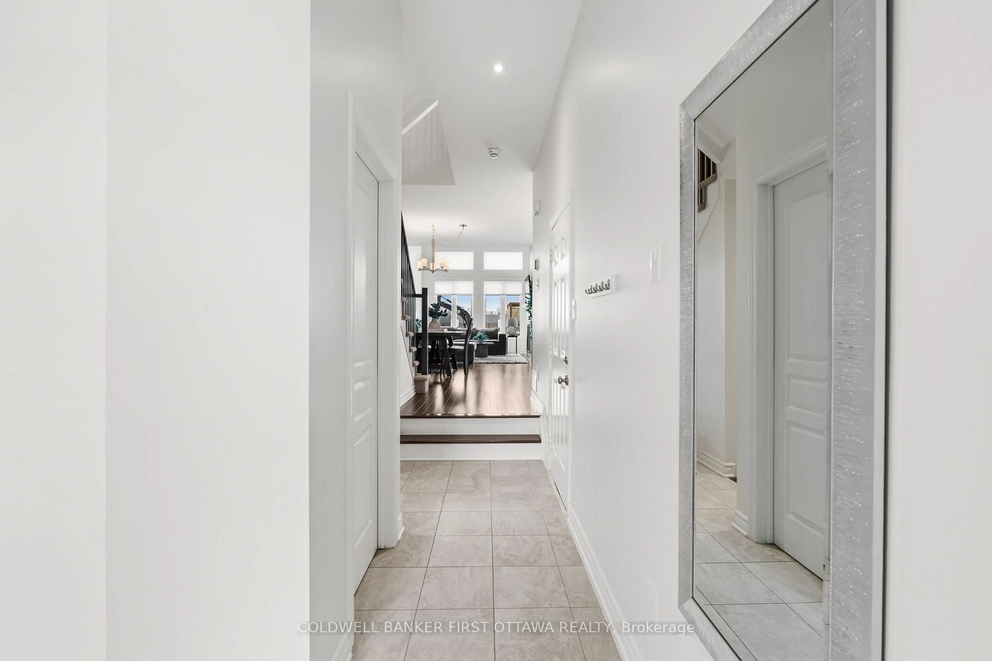 Indoor foyer for 802 Carnelian Cres, Ottawa Ontario K1X 0A8