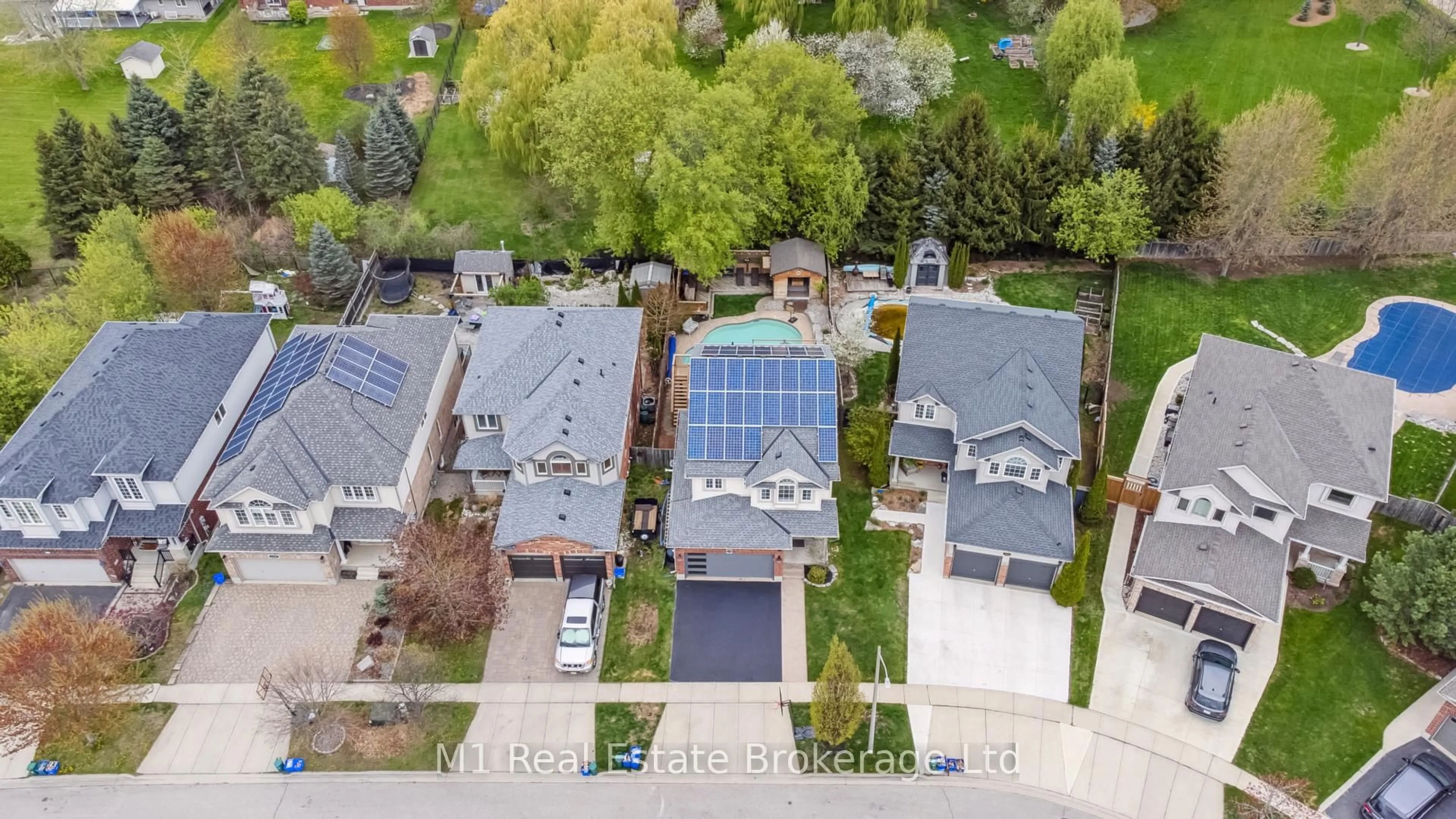 A pic from outside/outdoor area/front of a property/back of a property/a pic from drone, street for 108 Skipton Cres, Cambridge Ontario N3C 4P2