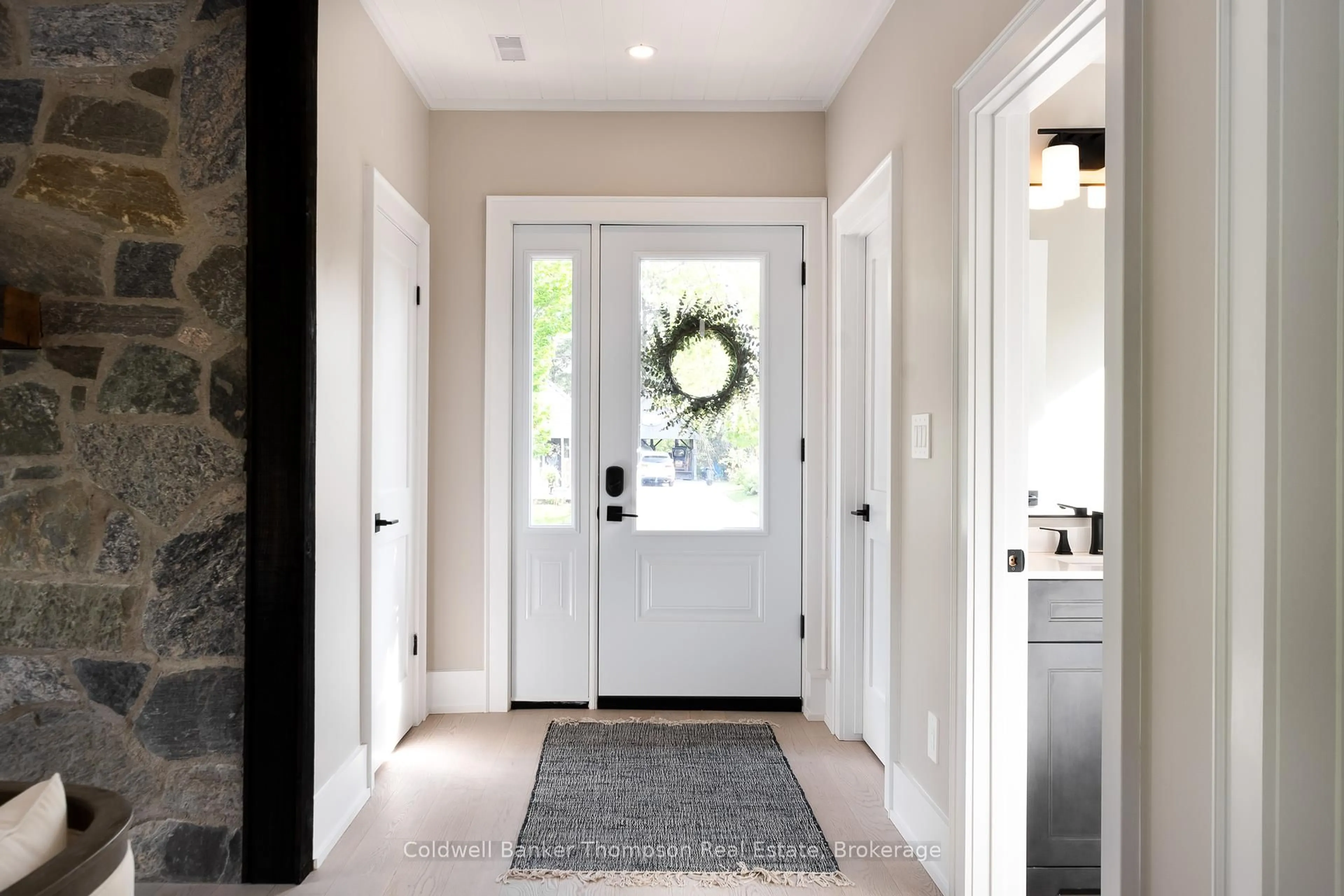 Indoor entryway for 32 Church St, Huntsville Ontario P1H 1G8
