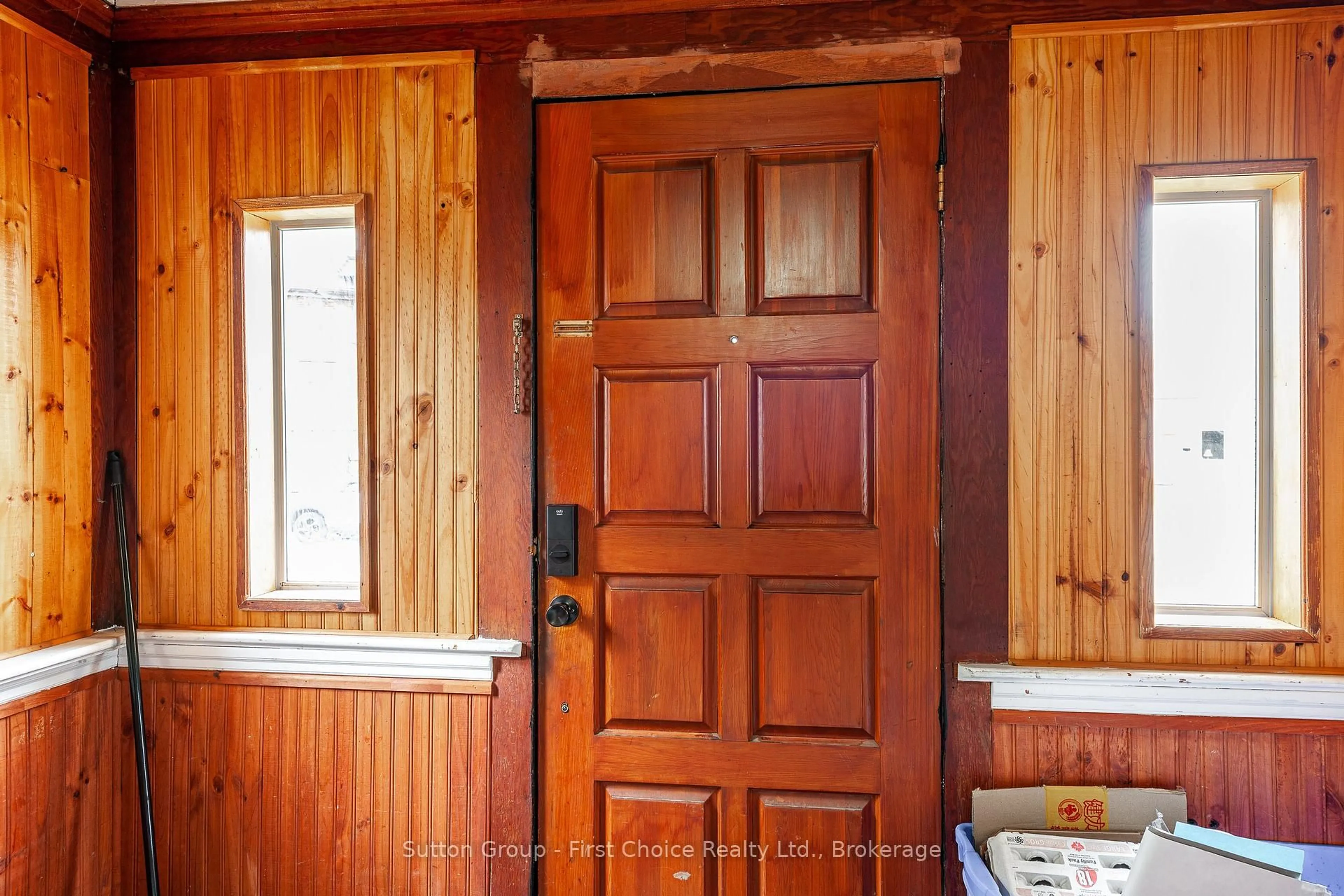 Indoor entryway for 4 Louise St, Stratford Ontario N5A 2E2