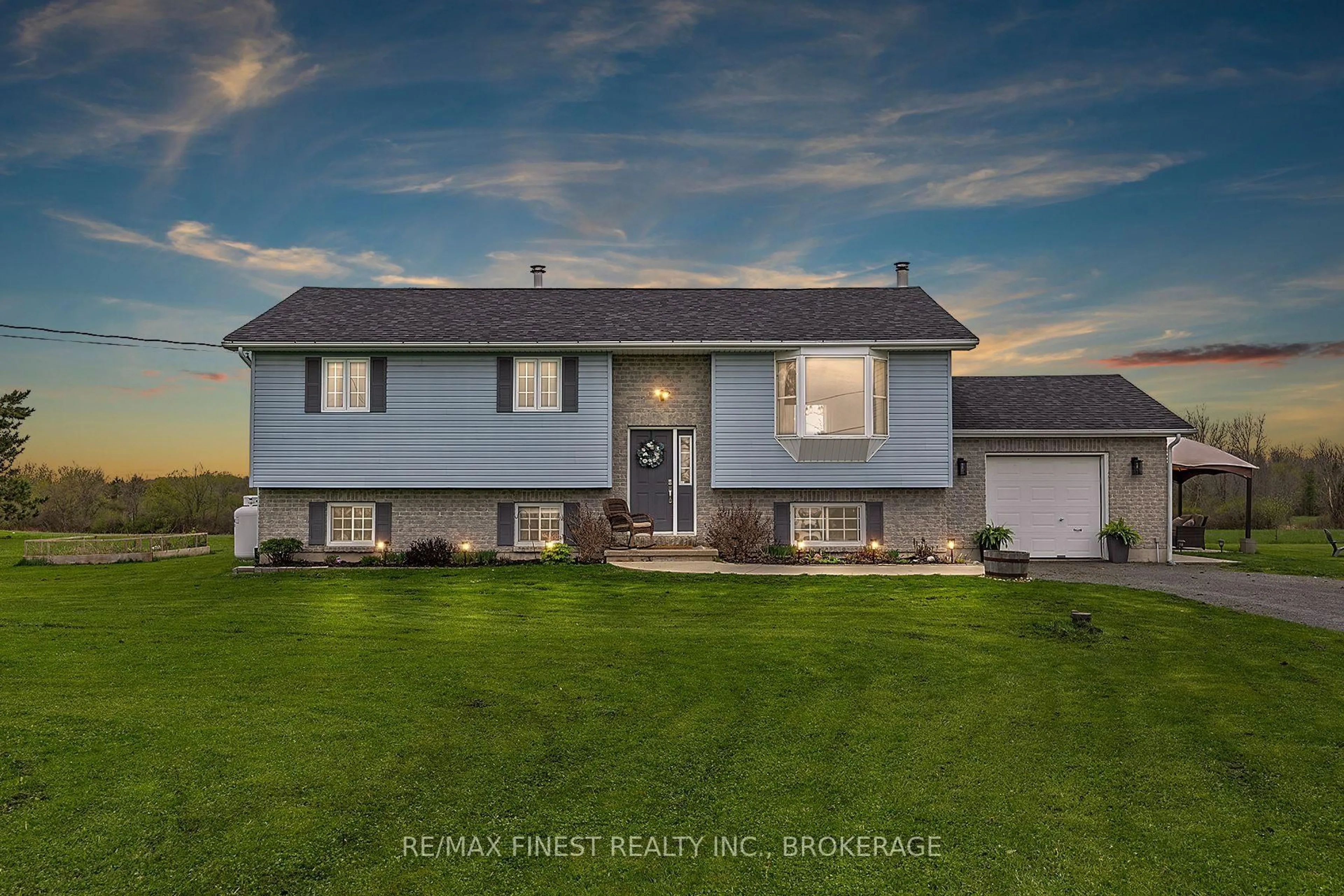 Home with vinyl exterior material, unknown for 4679 Rosedale Rd, Sydenham Ontario K0H 2T0
