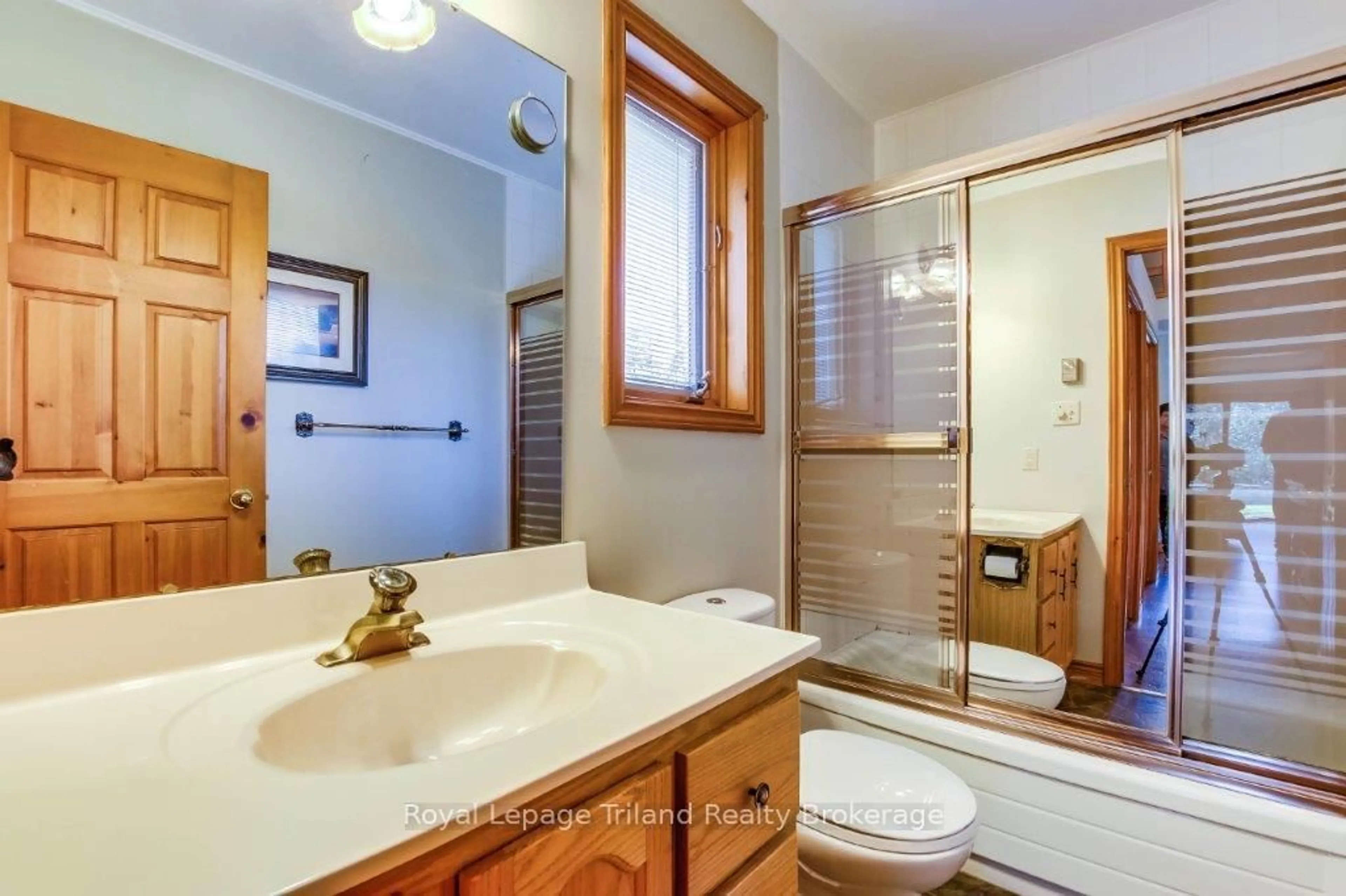 Standard bathroom, ceramic/tile floor for 50 Warwick Ave, Lambton Shores Ontario N0M 1T0
