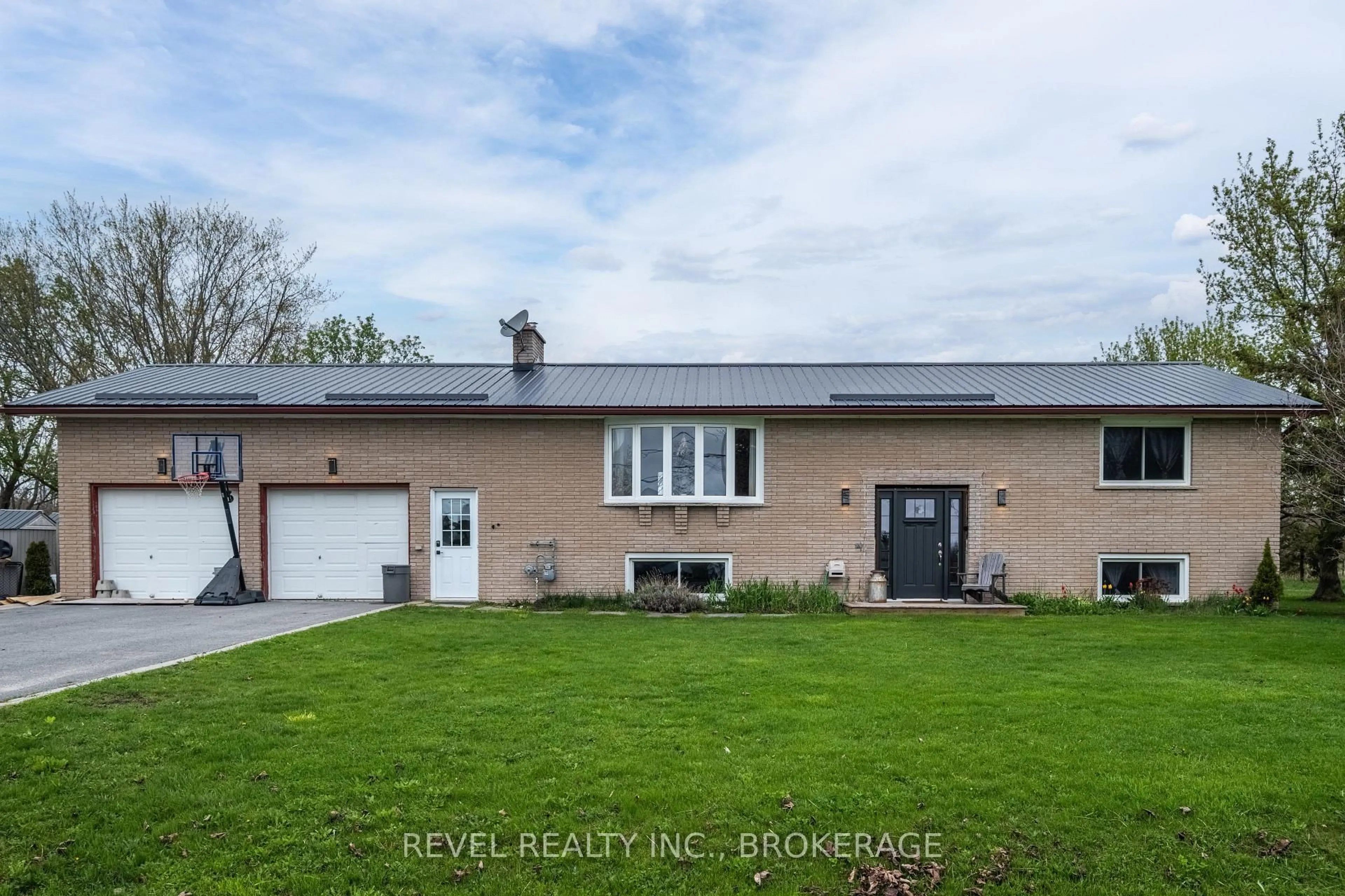 Home with vinyl exterior material, unknown for 1355 Sunnyside Rd, Kingston Ontario K7L 4V4